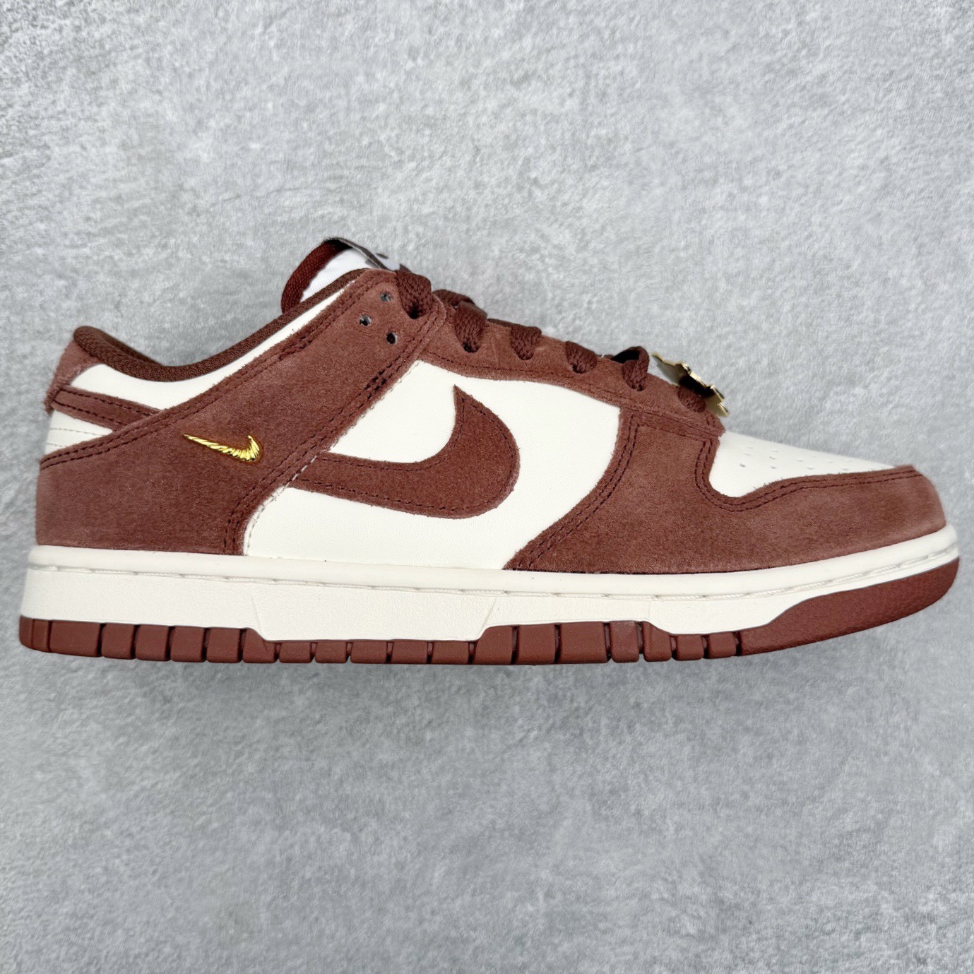 图片[6]-＃CS纯原 NK Dunk Low 实力大厂出品 新配色陆续开发 利润个位数只为口碑 全套原纸板楦头开发 确保原汁原味 完美呈现DUNK版型 一比一鞋头弧度高度鞋身弧度 此版本只针对中端市场 皮料材质有所更替 其他数据细节工艺流程均保持一致 绝不口嗨 细节品控鞋型随意对比 独家私模官方第六代原厂航空铝磨具打磨大底 鞋头坡度极致还原 无解鞋型 原盒原配 圈内天花板工艺 原厂玻璃冲刀 超高清洁度 全鞋零毛边皮料切割 原厂中底布点胶 中底布拉帮走线遵循公司 尺码：36 36.5 37.5 38 38.5 39 40 40.5 41 42 42.5 43 44 44.5 45 46-选品中心