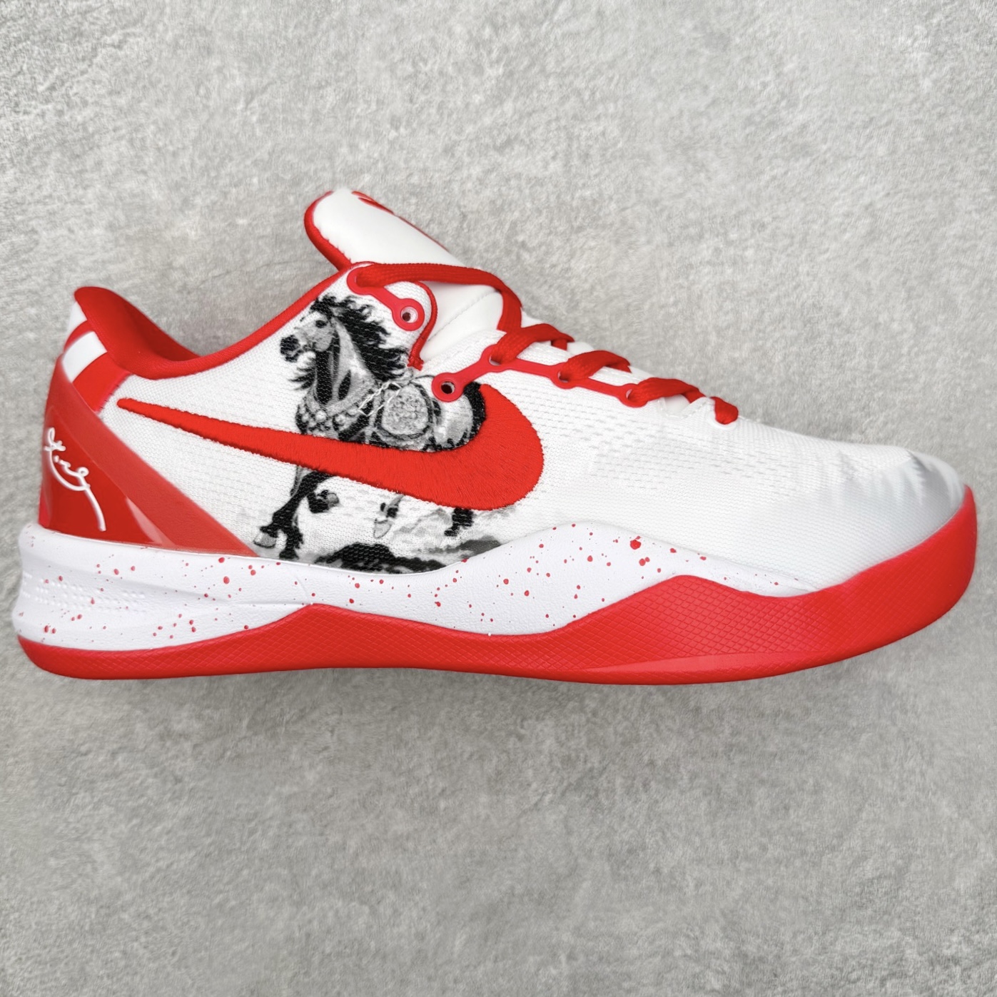 NK Zoom Kobe 8 Protro 科比八代实战篮球鞋 马年定制CYN配色 Eric Avar 这一次在设计中将轻盈发挥到了极致 鞋面采用了更加轻盈、更加强韧的创新的Flywire 2.0技术 球鞋重量更加轻质 重量仅为10.6盎司 内靴设计也使得穿着更加舒适 中底的配置则依日是可靠的zoom气垫和碳板的搭配 外底有个小细节令人十分喜欢 将纹路做成了心电图状 寓意科比对于篮球的喜爱 尺码：40 40.5 41 42 42.5 43 44 44.5 45 46-选品中心