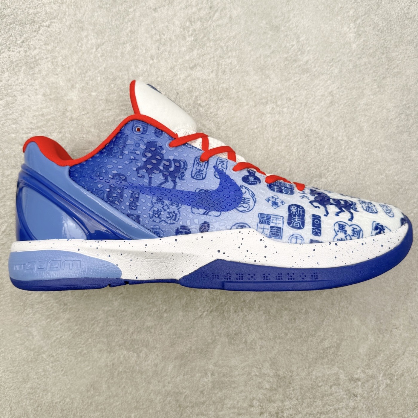 NK Zoom Kobe 6 Protro 科比六代实战篮球鞋 马年定制CYN配色 Eric Avar 这一次在设计中将轻盈发挥到了极致 鞋面采用了更加轻盈、更加强韧的创新的Flywire 2.0技术 球鞋重量更加轻质 重量仅为10.6盎司 内靴设计也使得穿着更加舒适 中底的配置则依日是可靠的zoom气垫和碳板的搭配 外底有个小细节令人十分喜欢 将纹路做成了心电图状 寓意科比对于篮球的喜爱 尺码：40 40.5 41 42 42.5 43 44 44.5 45 46-选品中心