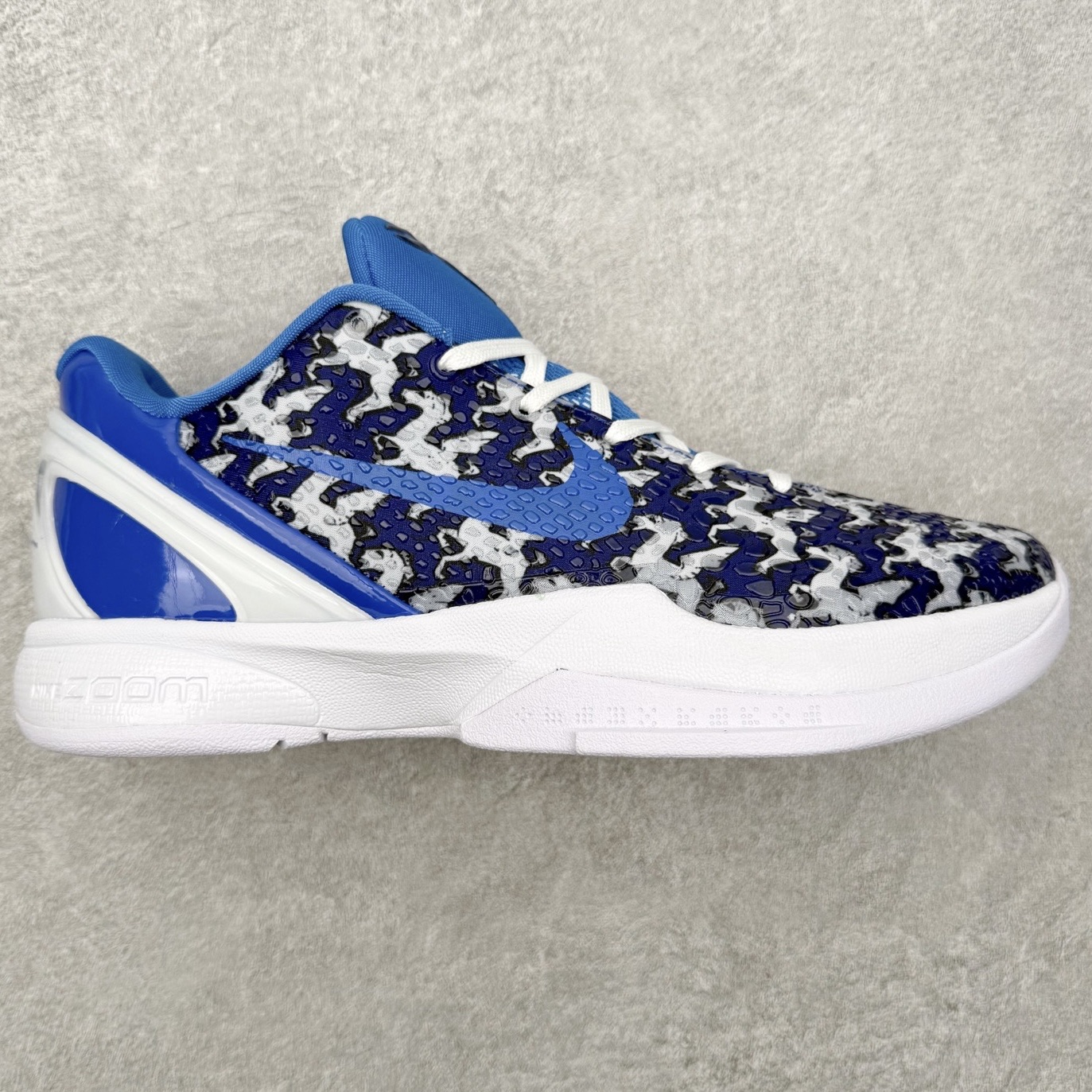 NK Zoom Kobe 6 Protro 科比六代实战篮球鞋 马年定制CYN配色 Eric Avar 这一次在设计中将轻盈发挥到了极致 鞋面采用了更加轻盈、更加强韧的创新的Flywire 2.0技术 球鞋重量更加轻质 重量仅为10.6盎司 内靴设计也使得穿着更加舒适 中底的配置则依日是可靠的zoom气垫和碳板的搭配 外底有个小细节令人十分喜欢 将纹路做成了心电图状 寓意科比对于篮球的喜爱 尺码：40 40.5 41 42 42.5 43 44 44.5 45 46-选品中心