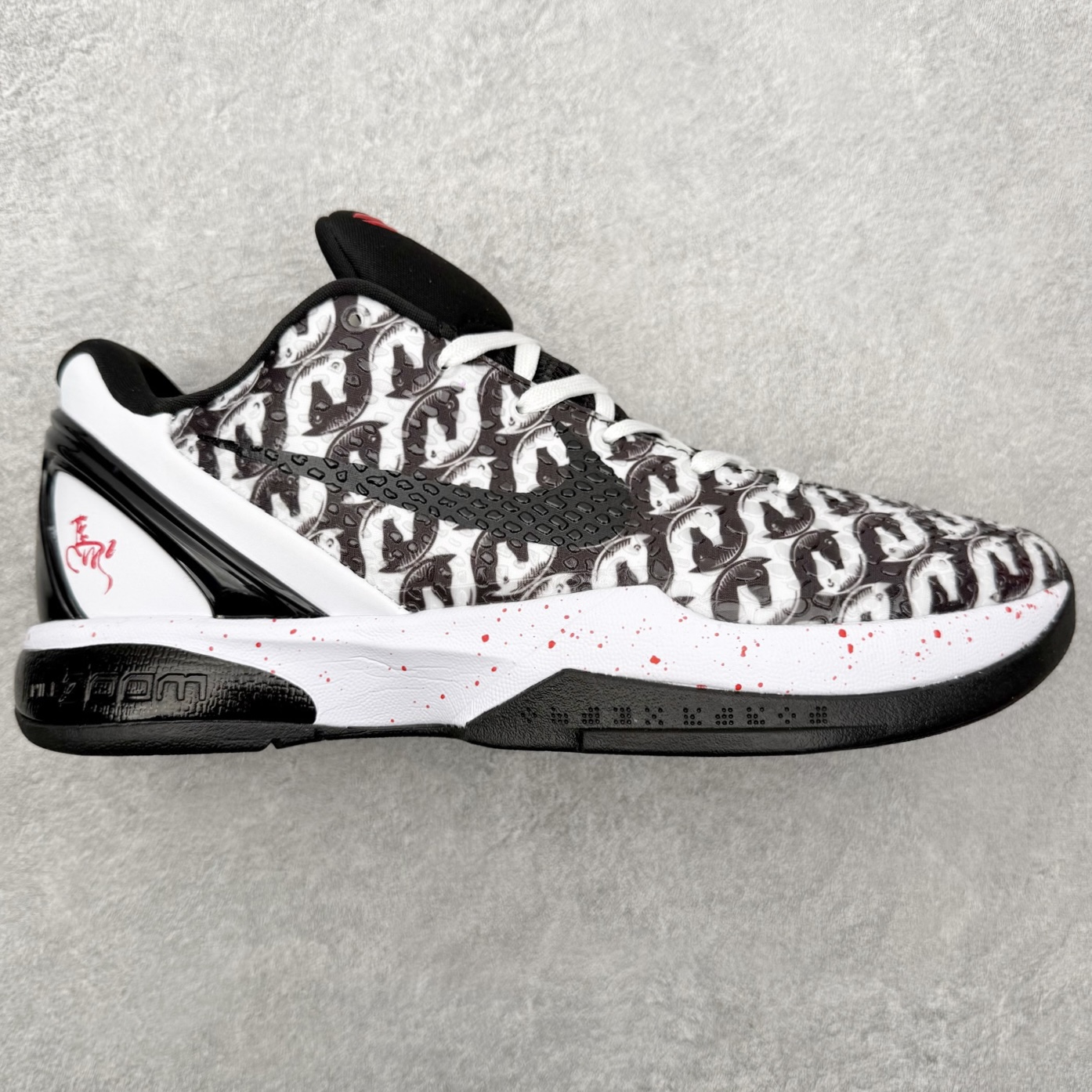 NK Zoom Kobe 6 Protro 科比六代实战篮球鞋 马年定制CYN配色 Eric Avar 这一次在设计中将轻盈发挥到了极致 鞋面采用了更加轻盈、更加强韧的创新的Flywire 2.0技术 球鞋重量更加轻质 重量仅为10.6盎司 内靴设计也使得穿着更加舒适 中底的配置则依日是可靠的zoom气垫和碳板的搭配 外底有个小细节令人十分喜欢 将纹路做成了心电图状 寓意科比对于篮球的喜爱 尺码：40 40.5 41 42 42.5 43 44 44.5 45 46-选品中心