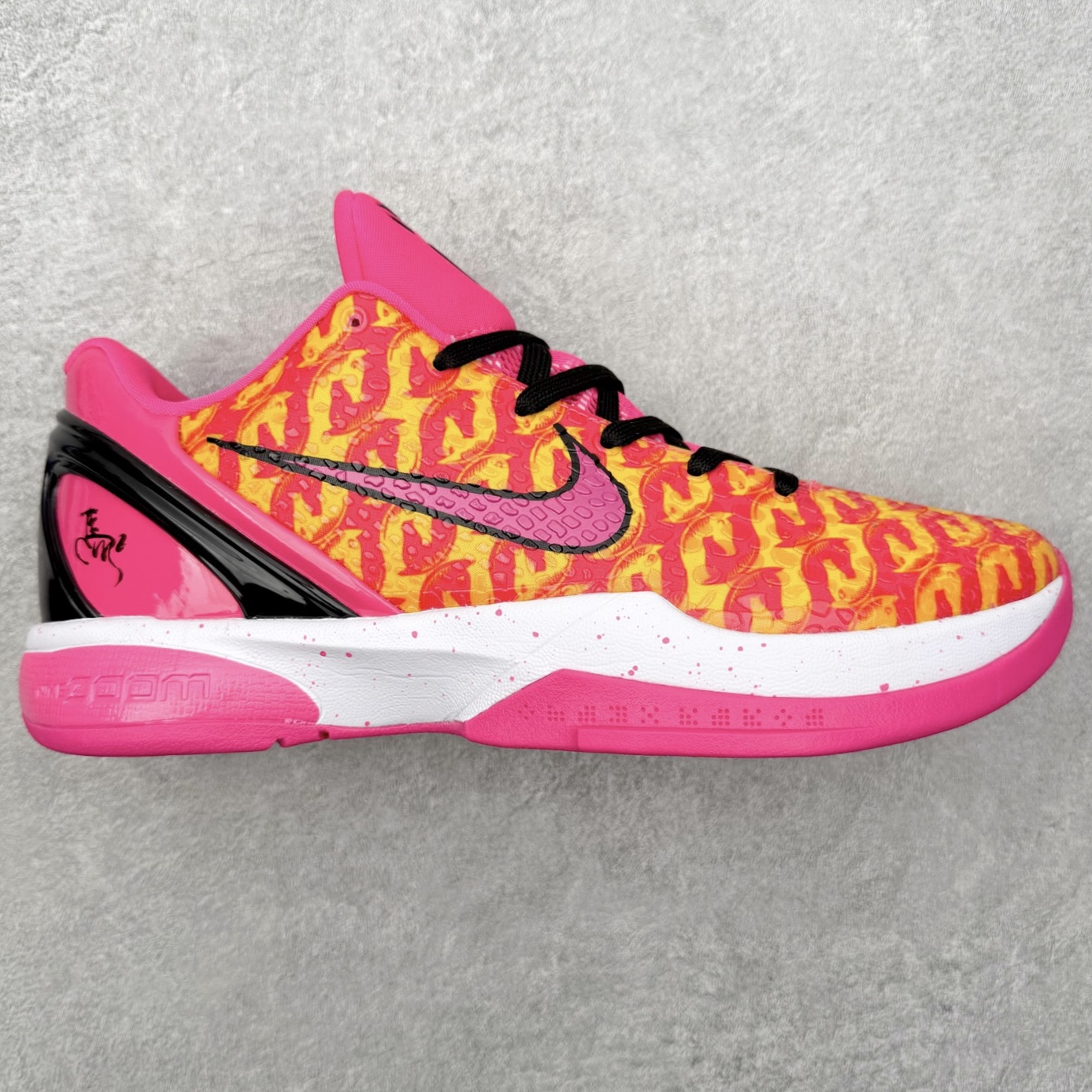 NK Zoom Kobe 6 Protro 科比六代实战篮球鞋 马年定制CYN配色 Eric Avar 这一次在设计中将轻盈发挥到了极致 鞋面采用了更加轻盈、更加强韧的创新的Flywire 2.0技术 球鞋重量更加轻质 重量仅为10.6盎司 内靴设计也使得穿着更加舒适 中底的配置则依日是可靠的zoom气垫和碳板的搭配 外底有个小细节令人十分喜欢 将纹路做成了心电图状 寓意科比对于篮球的喜爱 尺码：40 40.5 41 42 42.5 43 44 44.5 45 46-选品中心