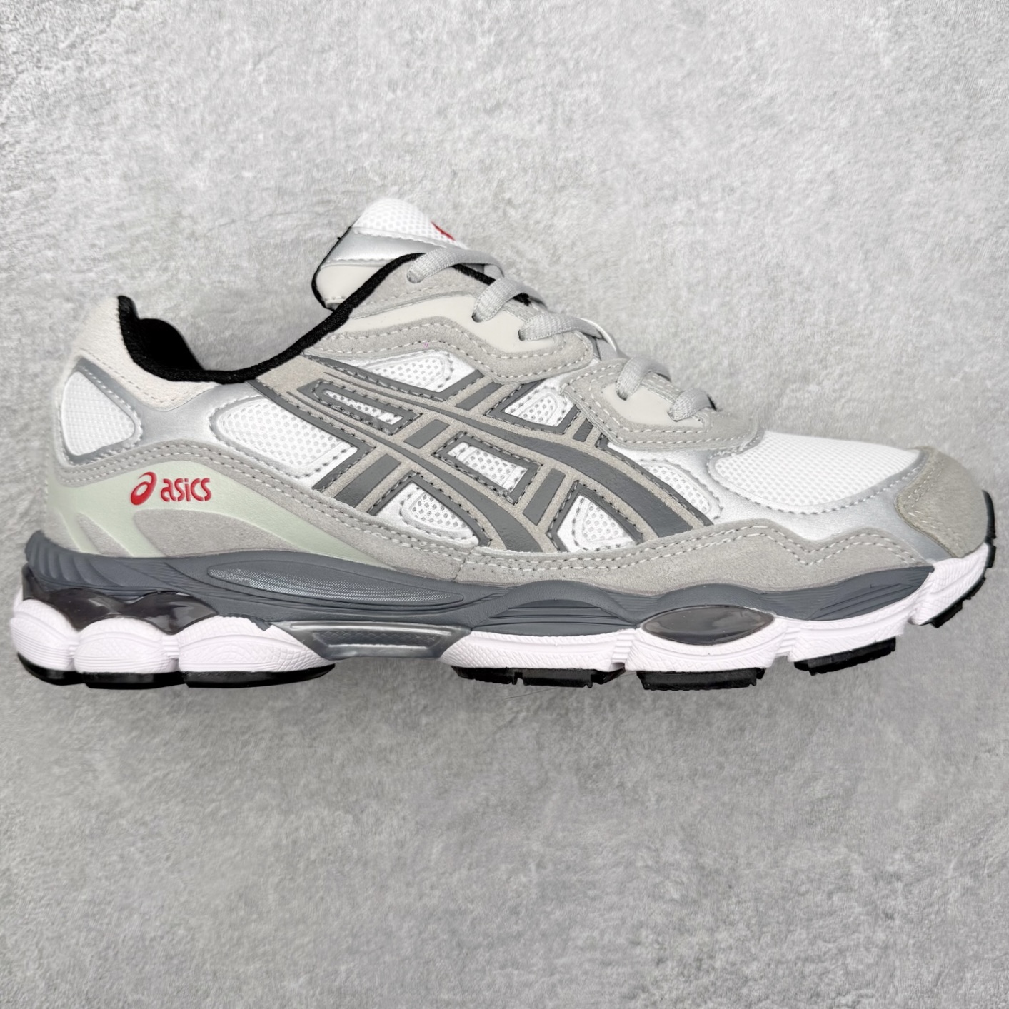 Asics GEL-NYC 亚瑟士防滑耐磨透气低帮运动休闲鞋 GEL-NYC™ 运动鞋的灵感源自传统和现代高性能跑步风格 其鞋面结构参考了 2000 年代初的 GEL-NIMBUS™ 3 鞋 并将其与 MC-PLUS V 设计中的各种装饰融为一体 该工装通过使用 GEL-CUMULUS® 16 鞋的工装系统来对比鞋面的复古风格 通过轻质泡沫和 GEL® 技术嵌入物的结合 这种中底结构有助于创造先进的脚底舒适度 尺码：36 37 37.5 38 39 40.5 41.5 42 42.5 43.5 44 45-选品中心