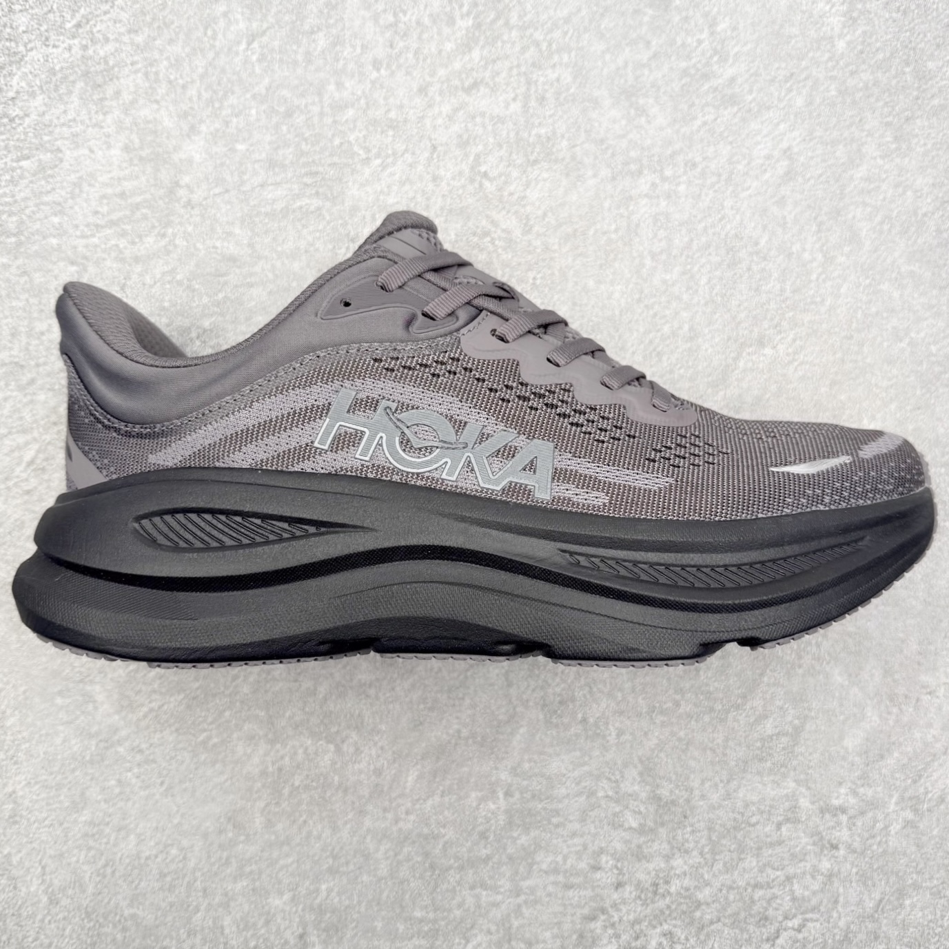 HOKA ONE ONE Bondi 9 WIDE 邦迪九代舒适防滑耐磨低帮休闲跑步鞋 HOKA ONE ONE是来自美国的跑步鞋知名品牌，创立于2009年，始终致力于为所有跑者提供更新、更好的跑步装备。相比常规跑鞋，HOKA ONE ONE特别研发使用性能独特的几何形跑鞋中底，此种鞋底更厚、更高、回弹性也更好，除了卓越的缓冲性能，它还能內各种阶段的跑者带来更具动感、更加稳定的跑步体验。HOKAONE ONE从设计之初就清楚意识到，要保证跑者步幅的均匀一致，双脚自然而然的运动至关重要。尺码：36 36.5 37.5 38 38.5 39 40 40.5 41 42 42.5 43 44 44.5 45-选品中心