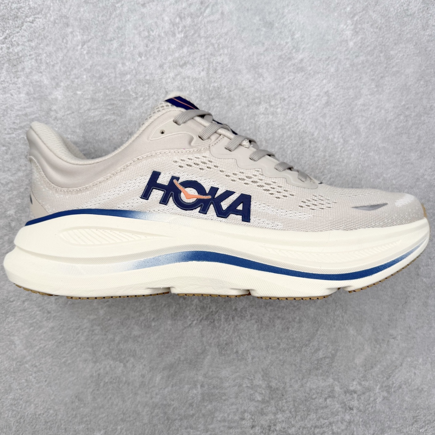 HOKA ONE ONE Bondi 9 WIDE 邦迪九代舒适防滑耐磨低帮休闲跑步鞋 HOKA ONE ONE是来自美国的跑步鞋知名品牌，创立于2009年，始终致力于为所有跑者提供更新、更好的跑步装备。相比常规跑鞋，HOKA ONE ONE特别研发使用性能独特的几何形跑鞋中底，此种鞋底更厚、更高、回弹性也更好，除了卓越的缓冲性能，它还能內各种阶段的跑者带来更具动感、更加稳定的跑步体验。HOKAONE ONE从设计之初就清楚意识到，要保证跑者步幅的均匀一致，双脚自然而然的运动至关重要。尺码：36 36.5 37.5 38 38.5 39 40 40.5 41 42 42.5 43 44 44.5 45-选品中心