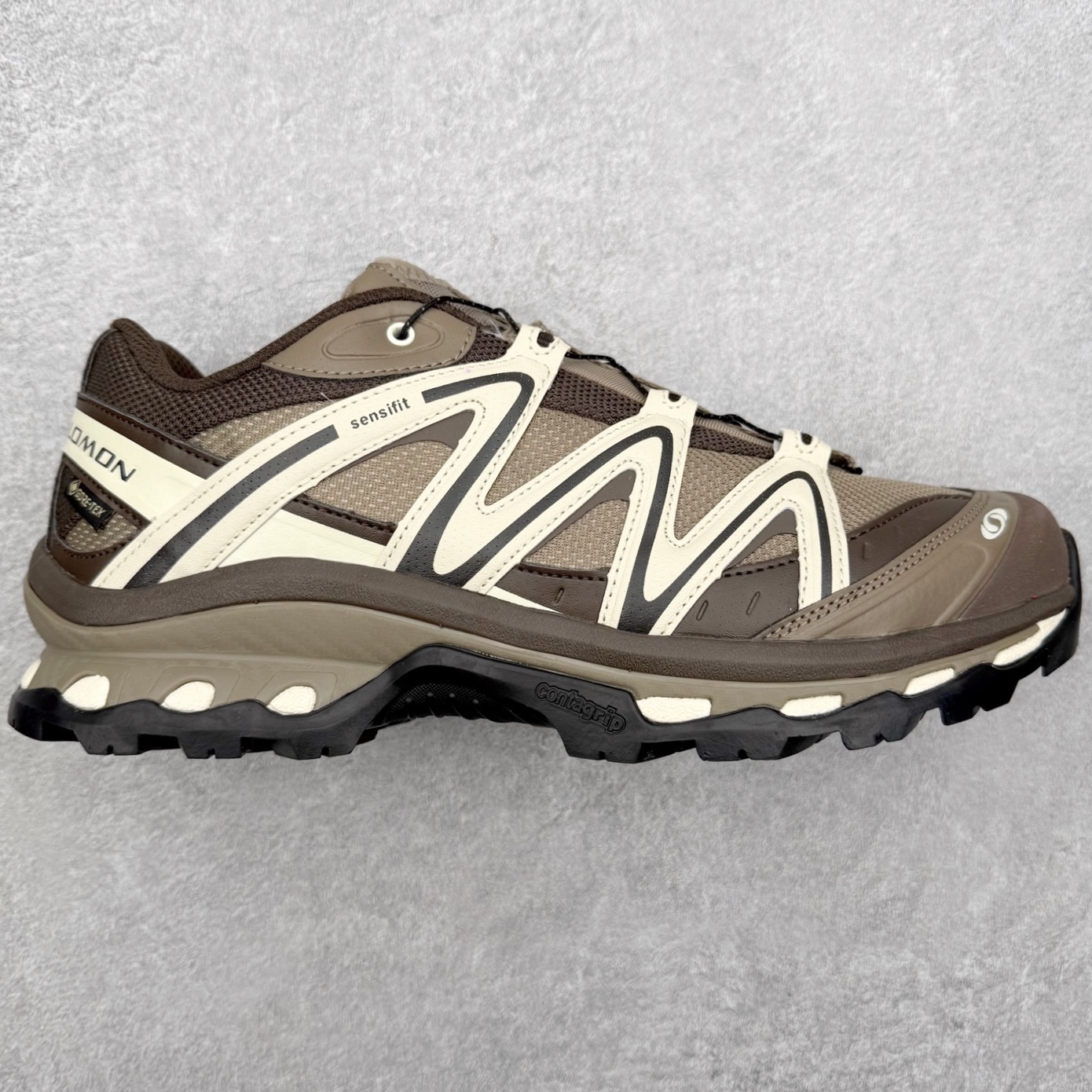 ＃C版 Salomon XT-QUEST ADV 萨洛蒙潮流越野机能户外功能鞋 纯原外贸平台特供订单 耗时半年巨作 全套原纸板楦头开发 原厂特供网布配套加持 确保原汁原味 完美呈现版型 原档数据独家私模五层组合大底 男女鞋同步官方开发至46.5 原装Ortholite轻量化鞋垫 中底布带钢印编号 原厂TPU锁扣 进口港宝加持 后跟自然饱满 还原公司包裹性 基于 SALOMON 初代 XT 鞋身造型并搭载 4D ADVANCED CHASSIS™ 大底打造而成 为这款 XT-QUEST 带来了多项足部控制与保护等功能性 如在运动过程中控制左右晃动的过程而提高稳定性、改善长途越野过程中足中到足尖的过渡、提高感知岩石的精确度以抵抗尖锐物体对脚底的伤害以及采用动态缓冲来增强穿着舒适感 从而减轻疲劳感 使 XT-QUEST 成为一双舒适且安全的户外之履 尺码：36 36.5 37.5 38 38.5 39 40 40.5 41 42 42.5 43 44 44.5 45 46 46.5-选品中心