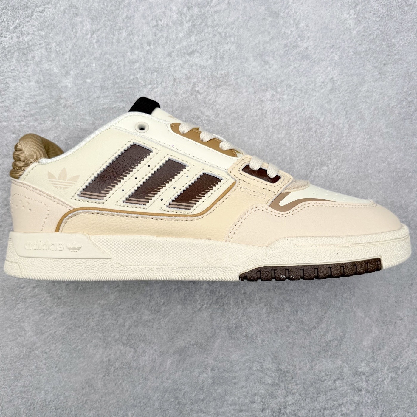 AD Originals 2020 DROP STEP XL三叶草新款 低帮校园休闲运动板鞋 汇聚80和90年代篮球鞋设计含纹理感皮革和绒面革混合鞋面 缀撞色细节 造型复古 搭配加衬及踝鞋领和乙烯乙酸乙烯酯(EVA)插片 脚感舒适 让复古篮球风伴你出 尺码：36 36²/₃ 37¹/₃ 38 38²/₃ 39¹/₃ 40 40²/₃ 41¹/₃ 42 42²/₃ 43¹/₃ 44 44²/₃ 45¹/₃-选品中心