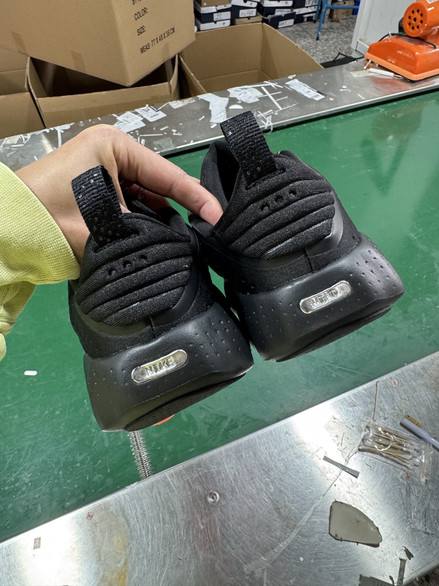 图片[6]-NK Mind 002 黑科技足底按摩舒适贴合训练鞋 HQ4310-001 该系列首作 Mind 001 从神经科学中汲取灵感，打造出一款不仅外观独特，更能为穿着者带来别样感知体验的球鞋，此次新作将继续延续此核心方向。历时十年打磨的 Mind 系列，承载着 Nike 对未来鞋款的愿景呈现。系列中的每双鞋，外底均由 22 个独立泡沫结节构成，旨在模拟赤足般的体验。这些结节通过与足底感官感受器的相互作用，从而促进人体的自然步态。实拍调校N版已经零色差零失真 百分百还原实物色彩所见即所得 不存在货不对板色差等低级问题 选购参考实物拍摄 不混卖不参货 只用心做好货严格选品 承诺混一赔十 尺码：36 36.5 37.5 38 38.5 39 40 40.5 41 42 42.5 43 44 44.5 45-选品中心