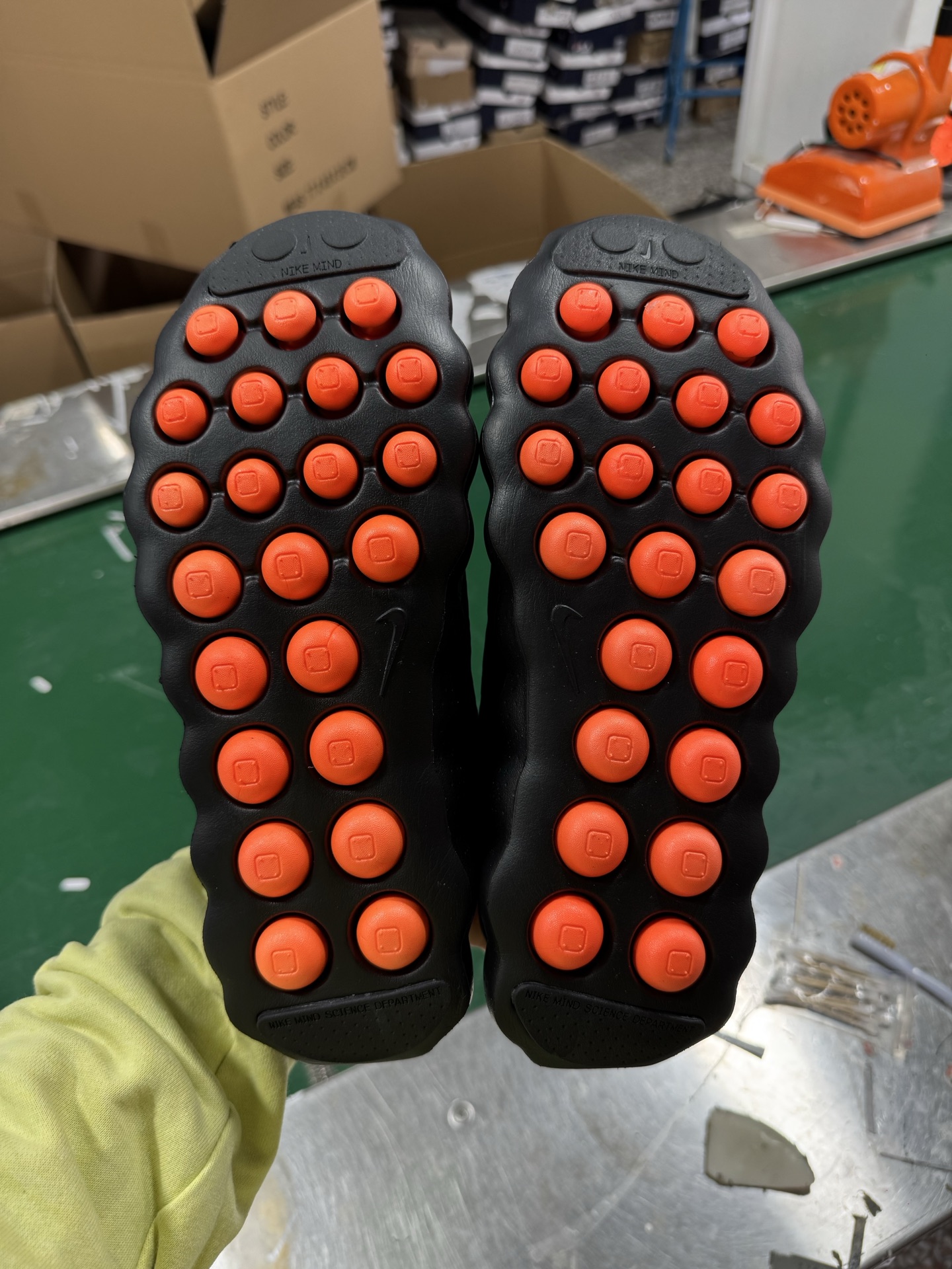 图片[7]-NK Mind 002 黑科技足底按摩舒适贴合训练鞋 HQ4310-001 该系列首作 Mind 001 从神经科学中汲取灵感，打造出一款不仅外观独特，更能为穿着者带来别样感知体验的球鞋，此次新作将继续延续此核心方向。历时十年打磨的 Mind 系列，承载着 Nike 对未来鞋款的愿景呈现。系列中的每双鞋，外底均由 22 个独立泡沫结节构成，旨在模拟赤足般的体验。这些结节通过与足底感官感受器的相互作用，从而促进人体的自然步态。实拍调校N版已经零色差零失真 百分百还原实物色彩所见即所得 不存在货不对板色差等低级问题 选购参考实物拍摄 不混卖不参货 只用心做好货严格选品 承诺混一赔十 尺码：36 36.5 37.5 38 38.5 39 40 40.5 41 42 42.5 43 44 44.5 45-选品中心