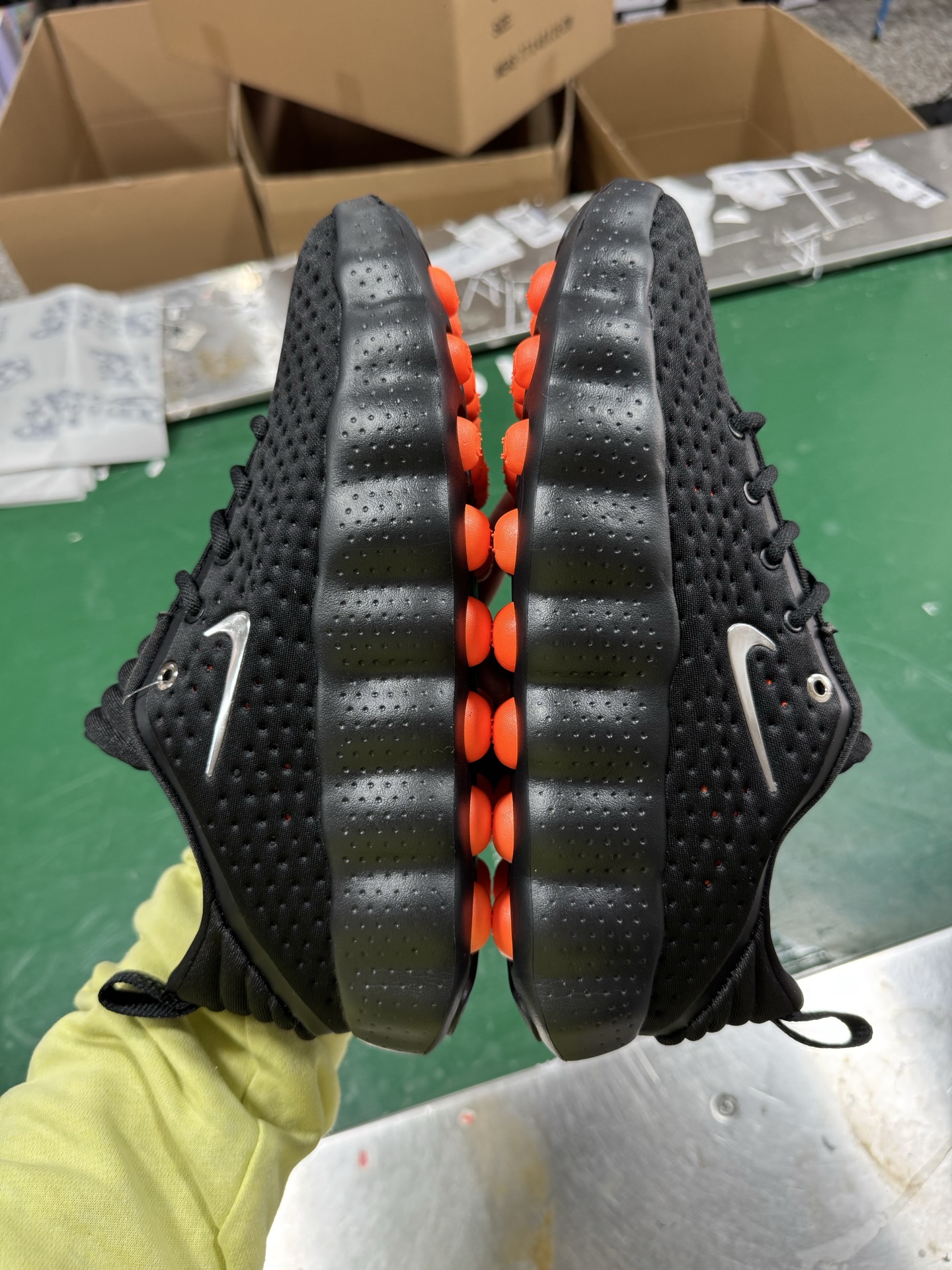 图片[4]-NK Mind 002 黑科技足底按摩舒适贴合训练鞋 HQ4310-001 该系列首作 Mind 001 从神经科学中汲取灵感，打造出一款不仅外观独特，更能为穿着者带来别样感知体验的球鞋，此次新作将继续延续此核心方向。历时十年打磨的 Mind 系列，承载着 Nike 对未来鞋款的愿景呈现。系列中的每双鞋，外底均由 22 个独立泡沫结节构成，旨在模拟赤足般的体验。这些结节通过与足底感官感受器的相互作用，从而促进人体的自然步态。实拍调校N版已经零色差零失真 百分百还原实物色彩所见即所得 不存在货不对板色差等低级问题 选购参考实物拍摄 不混卖不参货 只用心做好货严格选品 承诺混一赔十 尺码：36 36.5 37.5 38 38.5 39 40 40.5 41 42 42.5 43 44 44.5 45-选品中心