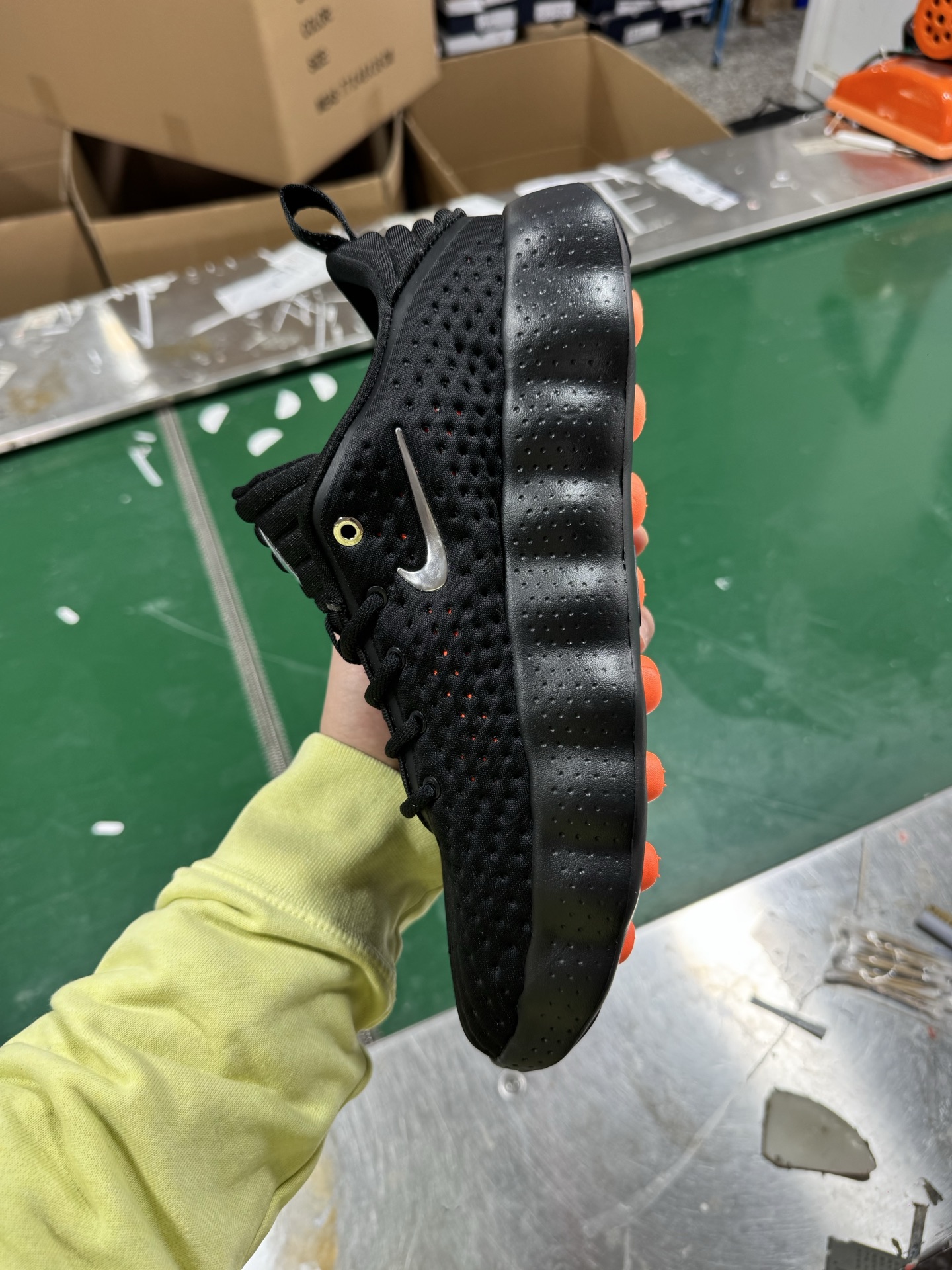 图片[5]-NK Mind 002 黑科技足底按摩舒适贴合训练鞋 HQ4310-001 该系列首作 Mind 001 从神经科学中汲取灵感，打造出一款不仅外观独特，更能为穿着者带来别样感知体验的球鞋，此次新作将继续延续此核心方向。历时十年打磨的 Mind 系列，承载着 Nike 对未来鞋款的愿景呈现。系列中的每双鞋，外底均由 22 个独立泡沫结节构成，旨在模拟赤足般的体验。这些结节通过与足底感官感受器的相互作用，从而促进人体的自然步态。实拍调校N版已经零色差零失真 百分百还原实物色彩所见即所得 不存在货不对板色差等低级问题 选购参考实物拍摄 不混卖不参货 只用心做好货严格选品 承诺混一赔十 尺码：36 36.5 37.5 38 38.5 39 40 40.5 41 42 42.5 43 44 44.5 45-选品中心