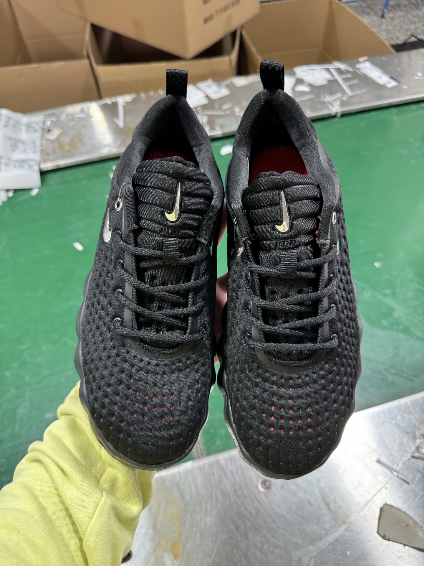 图片[2]-NK Mind 002 黑科技足底按摩舒适贴合训练鞋 HQ4310-001 该系列首作 Mind 001 从神经科学中汲取灵感，打造出一款不仅外观独特，更能为穿着者带来别样感知体验的球鞋，此次新作将继续延续此核心方向。历时十年打磨的 Mind 系列，承载着 Nike 对未来鞋款的愿景呈现。系列中的每双鞋，外底均由 22 个独立泡沫结节构成，旨在模拟赤足般的体验。这些结节通过与足底感官感受器的相互作用，从而促进人体的自然步态。实拍调校N版已经零色差零失真 百分百还原实物色彩所见即所得 不存在货不对板色差等低级问题 选购参考实物拍摄 不混卖不参货 只用心做好货严格选品 承诺混一赔十 尺码：36 36.5 37.5 38 38.5 39 40 40.5 41 42 42.5 43 44 44.5 45-选品中心