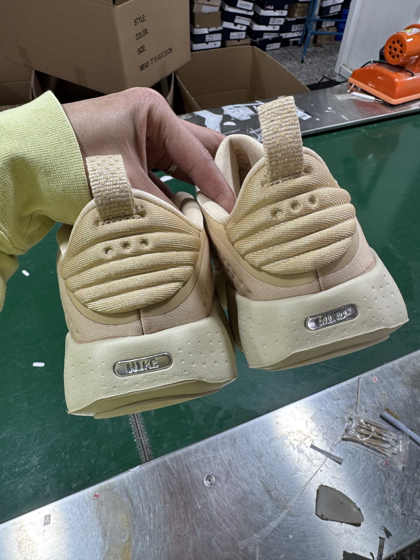 图片[8]-NK Mind 002 黑科技足底按摩舒适贴合训练鞋 HQ4308-200 该系列首作 Mind 001 从神经科学中汲取灵感，打造出一款不仅外观独特，更能为穿着者带来别样感知体验的球鞋，此次新作将继续延续此核心方向。历时十年打磨的 Mind 系列，承载着 Nike 对未来鞋款的愿景呈现。系列中的每双鞋，外底均由 22 个独立泡沫结节构成，旨在模拟赤足般的体验。这些结节通过与足底感官感受器的相互作用，从而促进人体的自然步态。实拍调校N版已经零色差零失真 百分百还原实物色彩所见即所得 不存在货不对板色差等低级问题 选购参考实物拍摄 不混卖不参货 只用心做好货严格选品 承诺混一赔十 尺码：36 36.5 37.5 38 38.5 39 40 40.5 41 42 42.5 43 44 44.5 45-选品中心