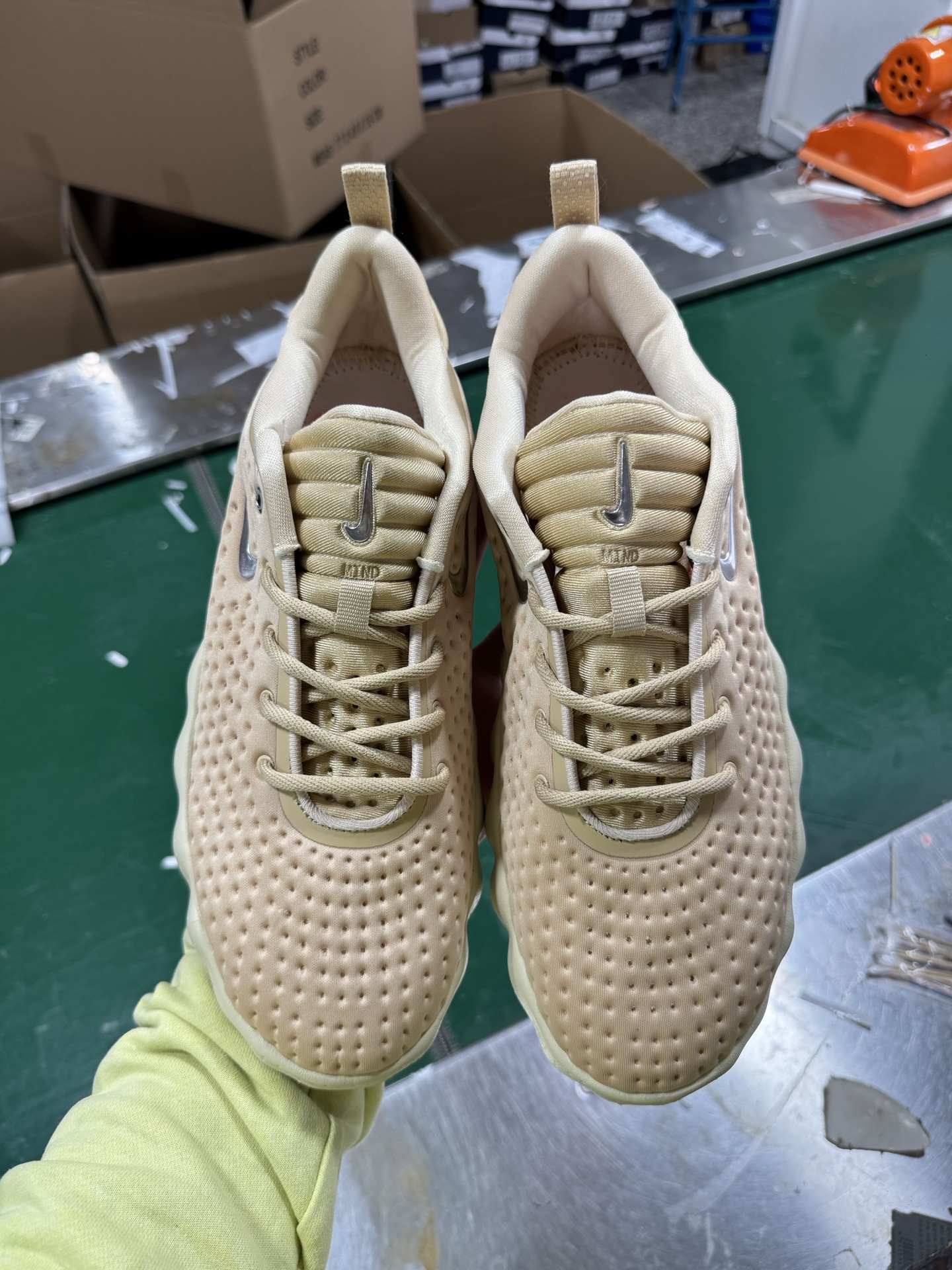 图片[2]-NK Mind 002 黑科技足底按摩舒适贴合训练鞋 HQ4308-200 该系列首作 Mind 001 从神经科学中汲取灵感，打造出一款不仅外观独特，更能为穿着者带来别样感知体验的球鞋，此次新作将继续延续此核心方向。历时十年打磨的 Mind 系列，承载着 Nike 对未来鞋款的愿景呈现。系列中的每双鞋，外底均由 22 个独立泡沫结节构成，旨在模拟赤足般的体验。这些结节通过与足底感官感受器的相互作用，从而促进人体的自然步态。实拍调校N版已经零色差零失真 百分百还原实物色彩所见即所得 不存在货不对板色差等低级问题 选购参考实物拍摄 不混卖不参货 只用心做好货严格选品 承诺混一赔十 尺码：36 36.5 37.5 38 38.5 39 40 40.5 41 42 42.5 43 44 44.5 45-选品中心