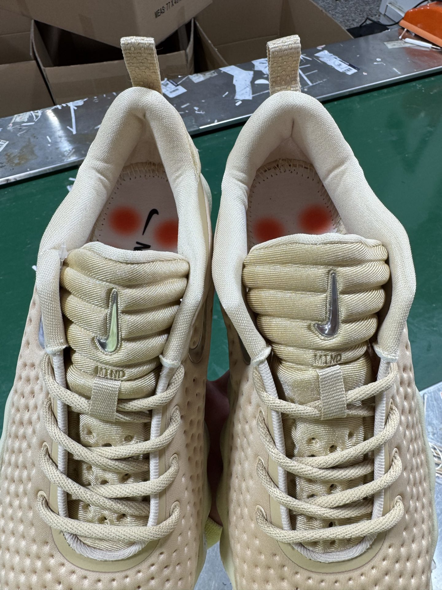图片[7]-NK Mind 002 黑科技足底按摩舒适贴合训练鞋 HQ4308-200 该系列首作 Mind 001 从神经科学中汲取灵感，打造出一款不仅外观独特，更能为穿着者带来别样感知体验的球鞋，此次新作将继续延续此核心方向。历时十年打磨的 Mind 系列，承载着 Nike 对未来鞋款的愿景呈现。系列中的每双鞋，外底均由 22 个独立泡沫结节构成，旨在模拟赤足般的体验。这些结节通过与足底感官感受器的相互作用，从而促进人体的自然步态。实拍调校N版已经零色差零失真 百分百还原实物色彩所见即所得 不存在货不对板色差等低级问题 选购参考实物拍摄 不混卖不参货 只用心做好货严格选品 承诺混一赔十 尺码：36 36.5 37.5 38 38.5 39 40 40.5 41 42 42.5 43 44 44.5 45-选品中心
