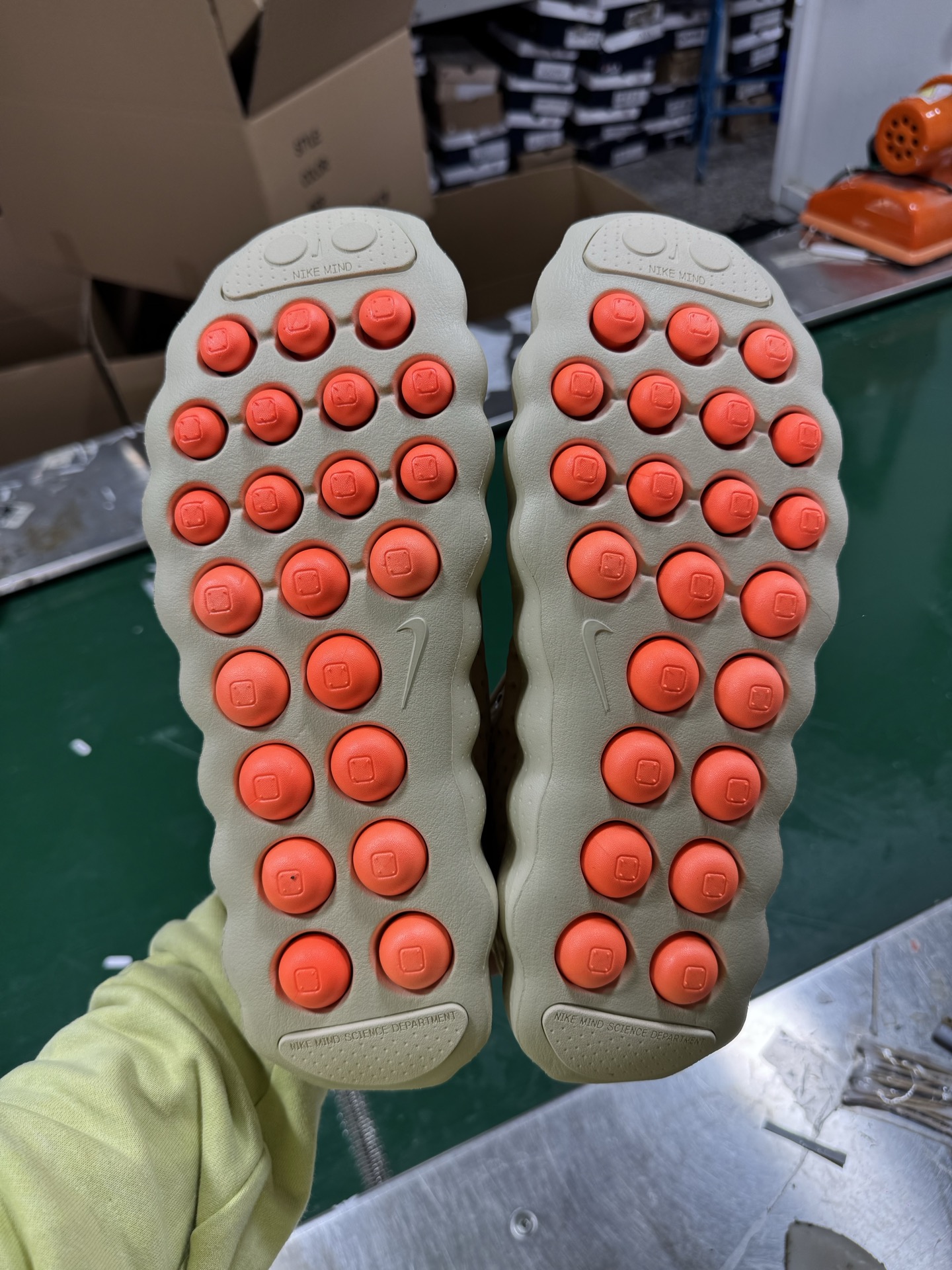 图片[9]-NK Mind 002 黑科技足底按摩舒适贴合训练鞋 HQ4308-200 该系列首作 Mind 001 从神经科学中汲取灵感，打造出一款不仅外观独特，更能为穿着者带来别样感知体验的球鞋，此次新作将继续延续此核心方向。历时十年打磨的 Mind 系列，承载着 Nike 对未来鞋款的愿景呈现。系列中的每双鞋，外底均由 22 个独立泡沫结节构成，旨在模拟赤足般的体验。这些结节通过与足底感官感受器的相互作用，从而促进人体的自然步态。实拍调校N版已经零色差零失真 百分百还原实物色彩所见即所得 不存在货不对板色差等低级问题 选购参考实物拍摄 不混卖不参货 只用心做好货严格选品 承诺混一赔十 尺码：36 36.5 37.5 38 38.5 39 40 40.5 41 42 42.5 43 44 44.5 45-选品中心