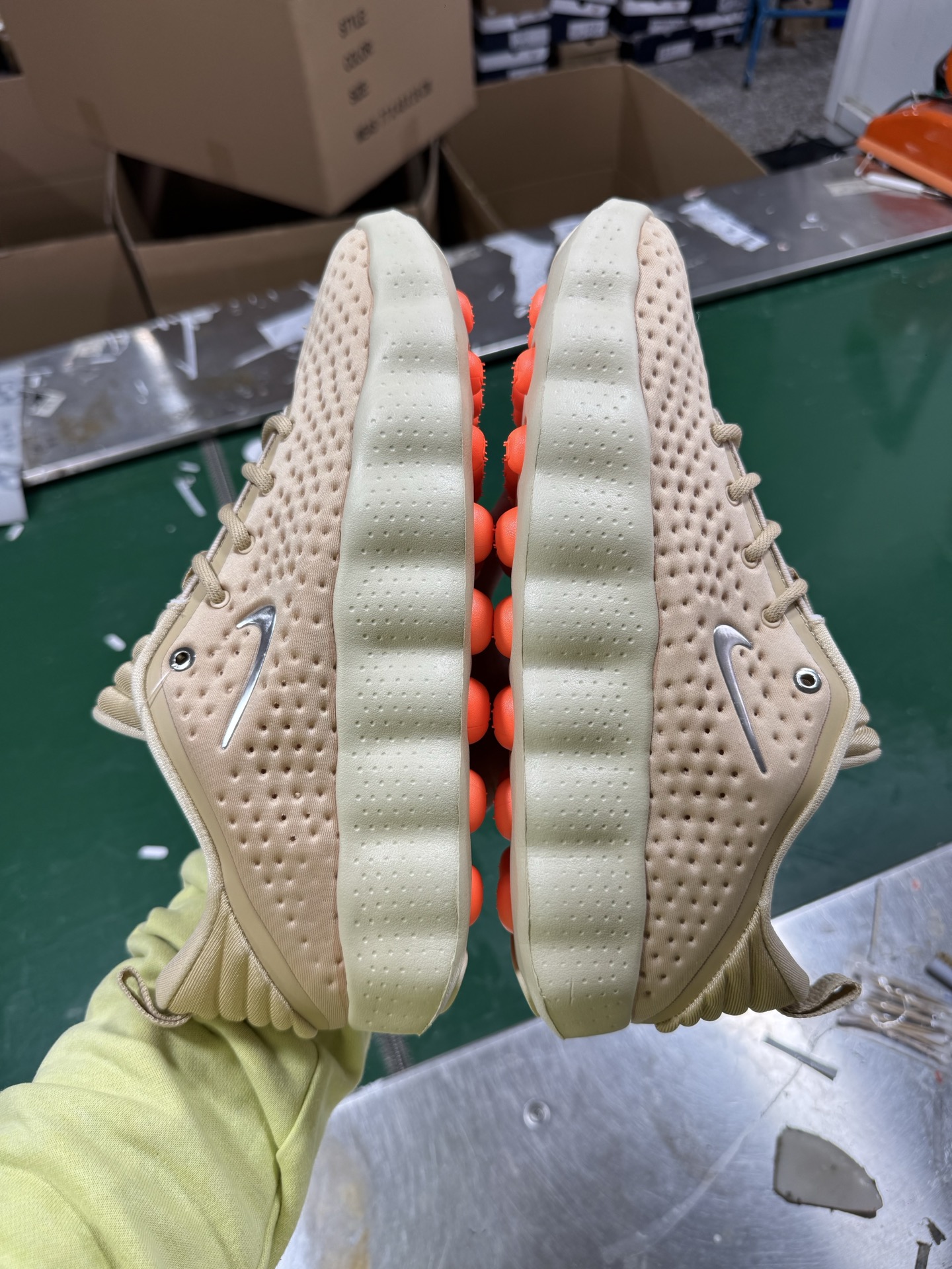 图片[4]-NK Mind 002 黑科技足底按摩舒适贴合训练鞋 HQ4308-200 该系列首作 Mind 001 从神经科学中汲取灵感，打造出一款不仅外观独特，更能为穿着者带来别样感知体验的球鞋，此次新作将继续延续此核心方向。历时十年打磨的 Mind 系列，承载着 Nike 对未来鞋款的愿景呈现。系列中的每双鞋，外底均由 22 个独立泡沫结节构成，旨在模拟赤足般的体验。这些结节通过与足底感官感受器的相互作用，从而促进人体的自然步态。实拍调校N版已经零色差零失真 百分百还原实物色彩所见即所得 不存在货不对板色差等低级问题 选购参考实物拍摄 不混卖不参货 只用心做好货严格选品 承诺混一赔十 尺码：36 36.5 37.5 38 38.5 39 40 40.5 41 42 42.5 43 44 44.5 45-选品中心