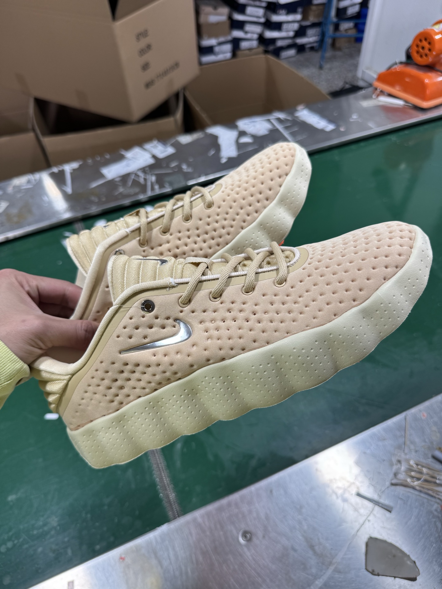 图片[3]-NK Mind 002 黑科技足底按摩舒适贴合训练鞋 HQ4308-200 该系列首作 Mind 001 从神经科学中汲取灵感，打造出一款不仅外观独特，更能为穿着者带来别样感知体验的球鞋，此次新作将继续延续此核心方向。历时十年打磨的 Mind 系列，承载着 Nike 对未来鞋款的愿景呈现。系列中的每双鞋，外底均由 22 个独立泡沫结节构成，旨在模拟赤足般的体验。这些结节通过与足底感官感受器的相互作用，从而促进人体的自然步态。实拍调校N版已经零色差零失真 百分百还原实物色彩所见即所得 不存在货不对板色差等低级问题 选购参考实物拍摄 不混卖不参货 只用心做好货严格选品 承诺混一赔十 尺码：36 36.5 37.5 38 38.5 39 40 40.5 41 42 42.5 43 44 44.5 45-选品中心