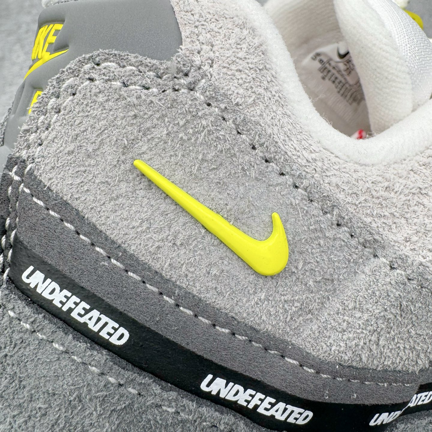 图片[16]-＃GX纯原 UNDEFEATED x NK Air Max 95 SP 纽约限定 联名灰绿 IB4523-004 经典重温 外单专供大厂出品 品质稳定 一百余色 终端操作 鞋款设计灵感源于人体构造 中底设计基于人体的脊柱构造 是整体设计的核心 尼龙孔眼代表了肋骨 而分层式面板和网眼象征着肌肉纤维和肉体组织 Air Max 95采用了两个独立的吹塑成型的Air-Sole单元 并首次在前掌使用可视化气垫设计 Swoosh logo夜当作一个 点符号放在了鞋子的后帮位置 20年的发展让 AIR MAX 95有了不同的故事 20年后再度面向世人的时候 焕然一新的面貌 让人有了另外一种清新脱俗的感觉 尺码：40 40.5 41 42 42.5 43 44 44.5 45 45.5 46 47.5 48.5-选品中心