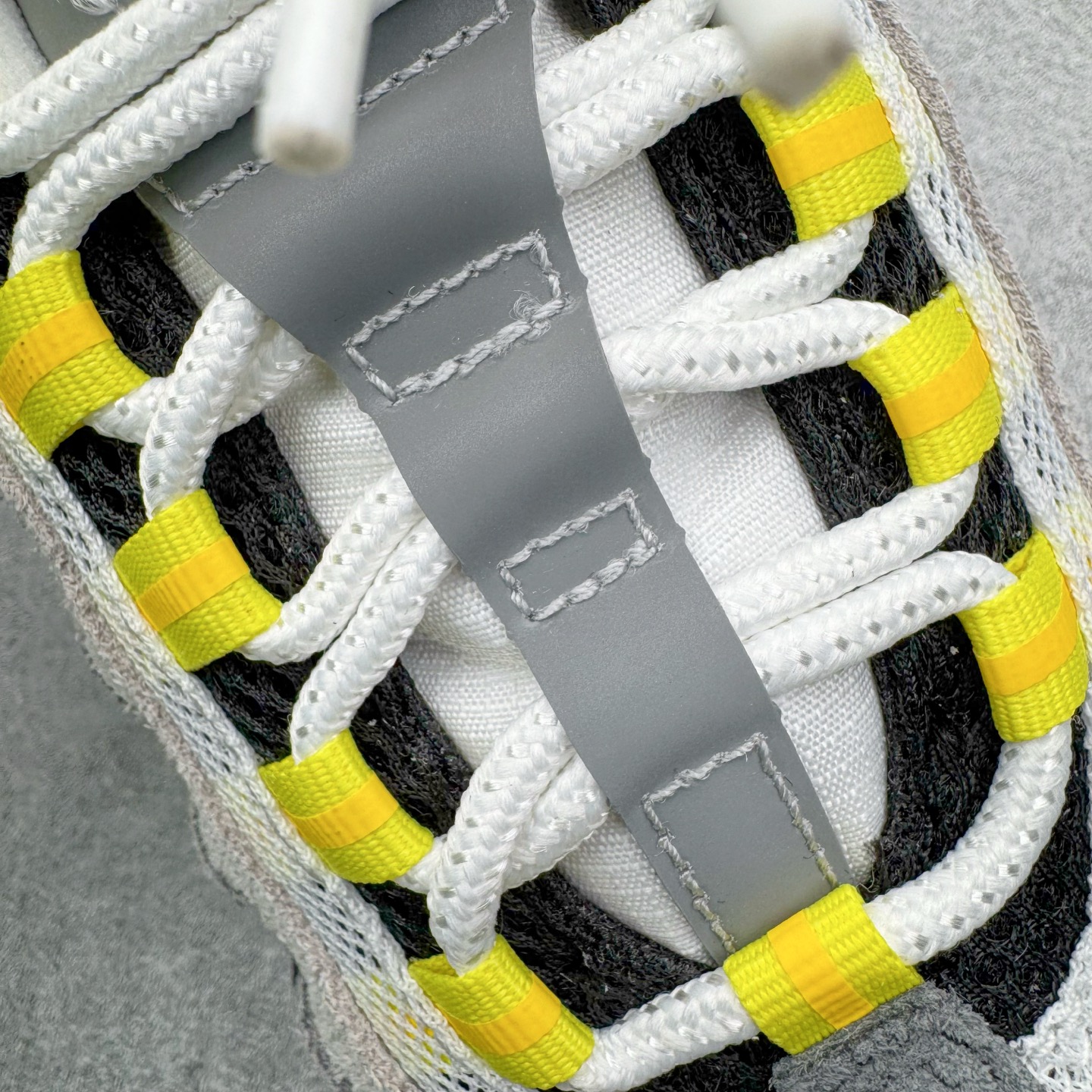 图片[12]-＃GX纯原 UNDEFEATED x NK Air Max 95 SP 纽约限定 联名灰绿 IB4523-004 经典重温 外单专供大厂出品 品质稳定 一百余色 终端操作 鞋款设计灵感源于人体构造 中底设计基于人体的脊柱构造 是整体设计的核心 尼龙孔眼代表了肋骨 而分层式面板和网眼象征着肌肉纤维和肉体组织 Air Max 95采用了两个独立的吹塑成型的Air-Sole单元 并首次在前掌使用可视化气垫设计 Swoosh logo夜当作一个 点符号放在了鞋子的后帮位置 20年的发展让 AIR MAX 95有了不同的故事 20年后再度面向世人的时候 焕然一新的面貌 让人有了另外一种清新脱俗的感觉 尺码：40 40.5 41 42 42.5 43 44 44.5 45 45.5 46 47.5 48.5-选品中心