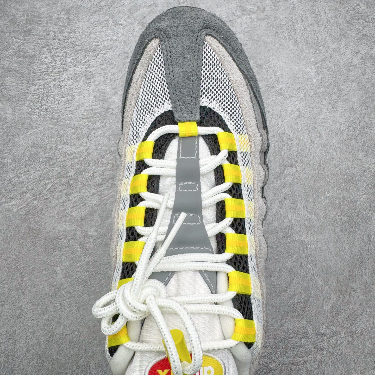 图片[4]-＃GX纯原 UNDEFEATED x NK Air Max 95 SP 纽约限定 联名灰绿 IB4523-004 经典重温 外单专供大厂出品 品质稳定 一百余色 终端操作 鞋款设计灵感源于人体构造 中底设计基于人体的脊柱构造 是整体设计的核心 尼龙孔眼代表了肋骨 而分层式面板和网眼象征着肌肉纤维和肉体组织 Air Max 95采用了两个独立的吹塑成型的Air-Sole单元 并首次在前掌使用可视化气垫设计 Swoosh logo夜当作一个 点符号放在了鞋子的后帮位置 20年的发展让 AIR MAX 95有了不同的故事 20年后再度面向世人的时候 焕然一新的面貌 让人有了另外一种清新脱俗的感觉 尺码：40 40.5 41 42 42.5 43 44 44.5 45 45.5 46 47.5 48.5-选品中心