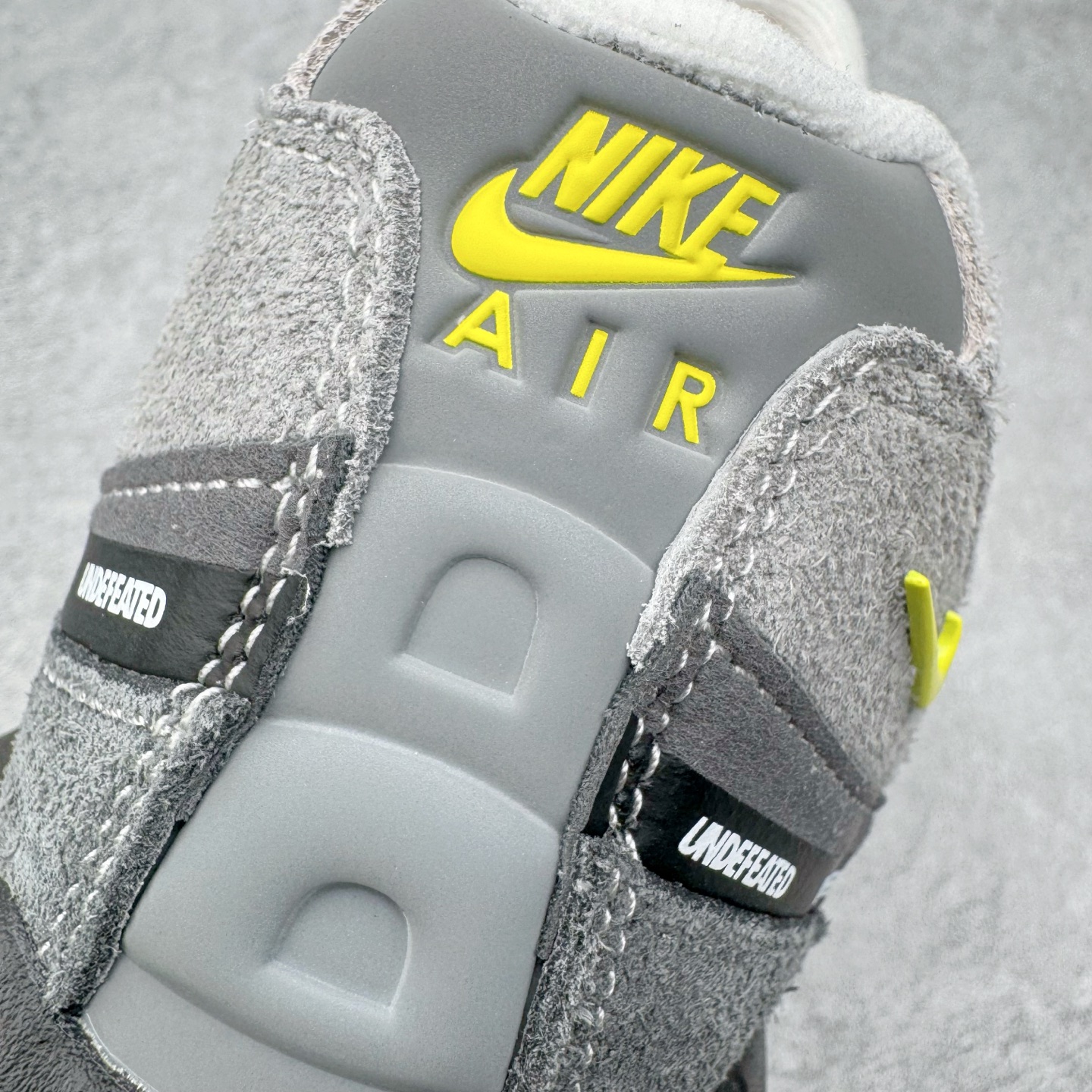 图片[15]-＃GX纯原 UNDEFEATED x NK Air Max 95 SP 纽约限定 联名灰绿 IB4523-004 经典重温 外单专供大厂出品 品质稳定 一百余色 终端操作 鞋款设计灵感源于人体构造 中底设计基于人体的脊柱构造 是整体设计的核心 尼龙孔眼代表了肋骨 而分层式面板和网眼象征着肌肉纤维和肉体组织 Air Max 95采用了两个独立的吹塑成型的Air-Sole单元 并首次在前掌使用可视化气垫设计 Swoosh logo夜当作一个 点符号放在了鞋子的后帮位置 20年的发展让 AIR MAX 95有了不同的故事 20年后再度面向世人的时候 焕然一新的面貌 让人有了另外一种清新脱俗的感觉 尺码：40 40.5 41 42 42.5 43 44 44.5 45 45.5 46 47.5 48.5-选品中心