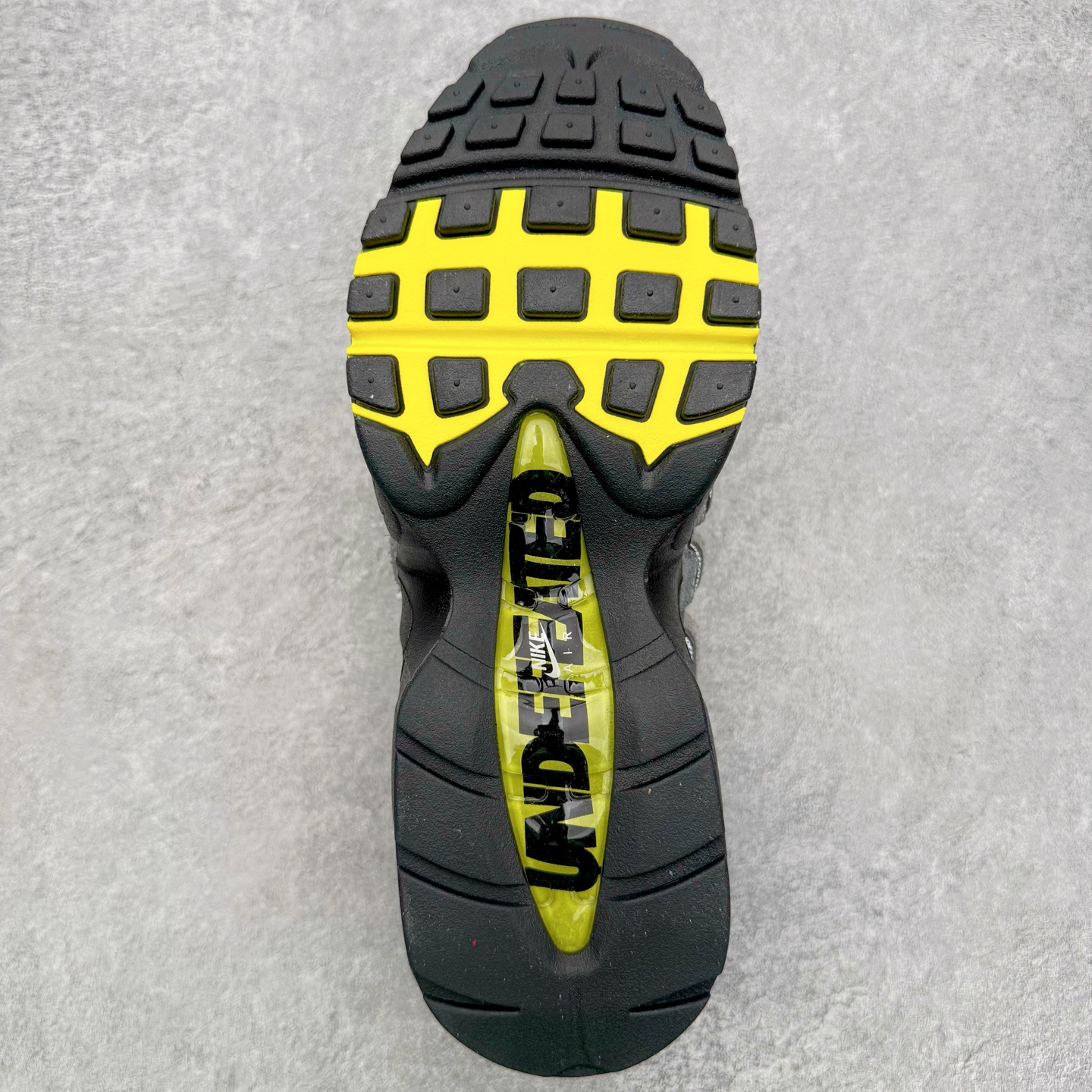 图片[8]-＃GX纯原 UNDEFEATED x NK Air Max 95 SP 纽约限定 联名灰绿 IB4523-004 经典重温 外单专供大厂出品 品质稳定 一百余色 终端操作 鞋款设计灵感源于人体构造 中底设计基于人体的脊柱构造 是整体设计的核心 尼龙孔眼代表了肋骨 而分层式面板和网眼象征着肌肉纤维和肉体组织 Air Max 95采用了两个独立的吹塑成型的Air-Sole单元 并首次在前掌使用可视化气垫设计 Swoosh logo夜当作一个 点符号放在了鞋子的后帮位置 20年的发展让 AIR MAX 95有了不同的故事 20年后再度面向世人的时候 焕然一新的面貌 让人有了另外一种清新脱俗的感觉 尺码：40 40.5 41 42 42.5 43 44 44.5 45 45.5 46 47.5 48.5-选品中心