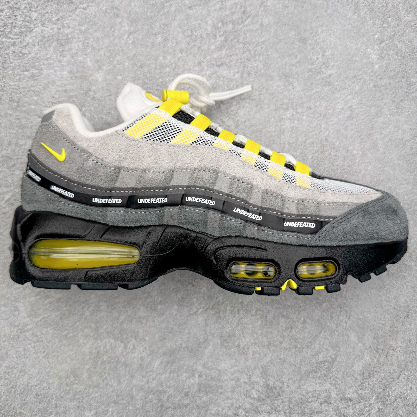 ＃GX纯原 UNDEFEATED x NK Air Max 95 SP 纽约限定 联名灰绿 IB4523-004 经典重温 外单专供大厂出品 品质稳定 一百余色 终端操作 鞋款设计灵感源于人体构造 中底设计基于人体的脊柱构造 是整体设计的核心 尼龙孔眼代表了肋骨 而分层式面板和网眼象征着肌肉纤维和肉体组织 Air Max 95采用了两个独立的吹塑成型的Air-Sole单元 并首次在前掌使用可视化气垫设计 Swoosh logo夜当作一个 点符号放在了鞋子的后帮位置 20年的发展让 AIR MAX 95有了不同的故事 20年后再度面向世人的时候 焕然一新的面貌 让人有了另外一种清新脱俗的感觉 尺码：40 40.5 41 42 42.5 43 44 44.5 45 45.5 46 47.5 48.5-选品中心