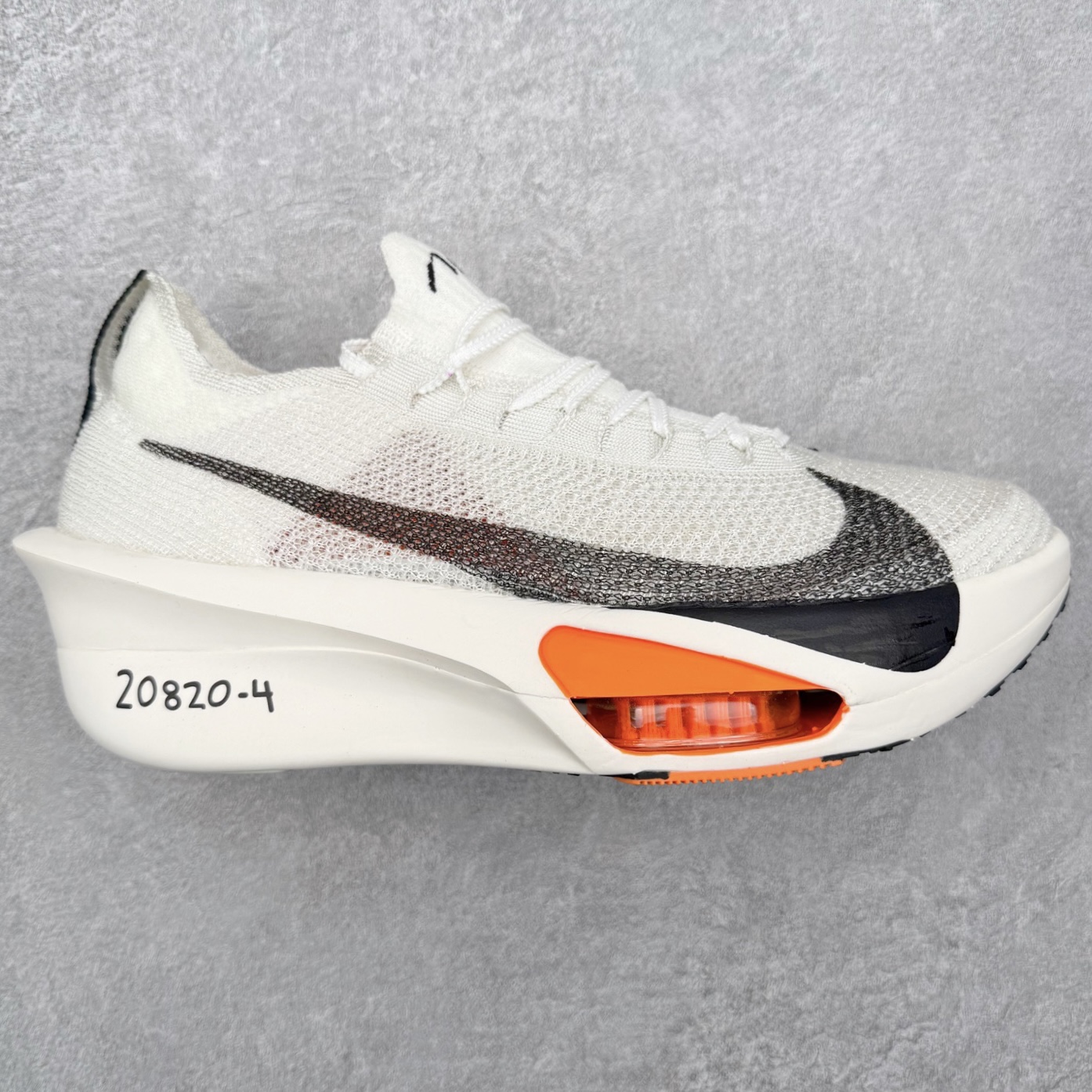 ＃福利特价 NK Air Zoom Alphafly NEXT% 3 2024全新马拉松超级跑鞋 有史以来最轻盈、测试次数最多的NK Alphafly 经过精英马拉松运动员的测试验证 并搭载Air Zoom气垫 旨在助力跑者实现突破 取得更佳的成绩 在开发过程中 Alphafly 3帮助耐克运动员凯尔文·基普图姆（Kelvin Kiptum）以2：00：35的成绩刷新了马拉松世界纪录 Alphafly的动力设计没有改变——Air Zoom气垫单元、Flyplate碳纤维板和ZoomX泡绵 但是整体系统的制作方法略有调整 优化和提升了对运动员的帮助 主要更新包括一体式鞋底 提供顺畅稳定的“后跟到脚趾”过渡；更宽的全长Flyplate碳纤维板提供稳定助推力 全新Fast Shot外底保证出色牵引力和抓地力 全新Atomknit 3.0鞋面提供更强的控制力、透气性和中足支撑力 尺码：36 36.5 37.5 38 38.5 39 40 40.5 41 42 42.5 43 44 44.5 45 46-选品中心