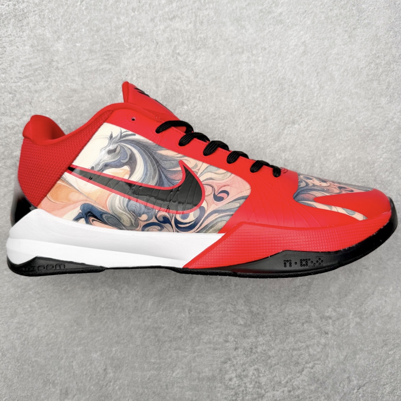 NK Zoom Kobe 5 Protro 科比五代实战篮球鞋 马年定制CYN配色 Eric Avar 这一次在设计中将轻盈发挥到了极致 鞋面采用了更加轻盈、更加强韧的创新的Flywire 2.0技术 球鞋重量更加轻质 重量仅为10.6盎司 内靴设计也使得穿着更加舒适 中底的配置则依日是可靠的zoom气垫和碳板的搭配 外底有个小细节令人十分喜欢 将纹路做成了心电图状 寓意科比对于篮球的喜爱 尺码：40 40.5 41 42 42.5 43 44 44.5 45 46-选品中心