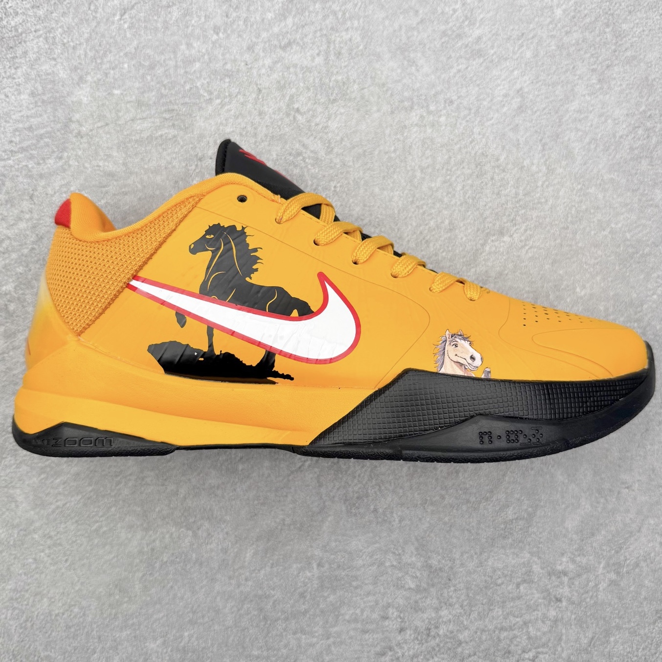 NK Zoom Kobe 5 Protro 科比五代实战篮球鞋 马年定制CYN配色 Eric Avar 这一次在设计中将轻盈发挥到了极致 鞋面采用了更加轻盈、更加强韧的创新的Flywire 2.0技术 球鞋重量更加轻质 重量仅为10.6盎司 内靴设计也使得穿着更加舒适 中底的配置则依日是可靠的zoom气垫和碳板的搭配 外底有个小细节令人十分喜欢 将纹路做成了心电图状 寓意科比对于篮球的喜爱 尺码：40 40.5 41 42 42.5 43 44 44.5 45 46-选品中心