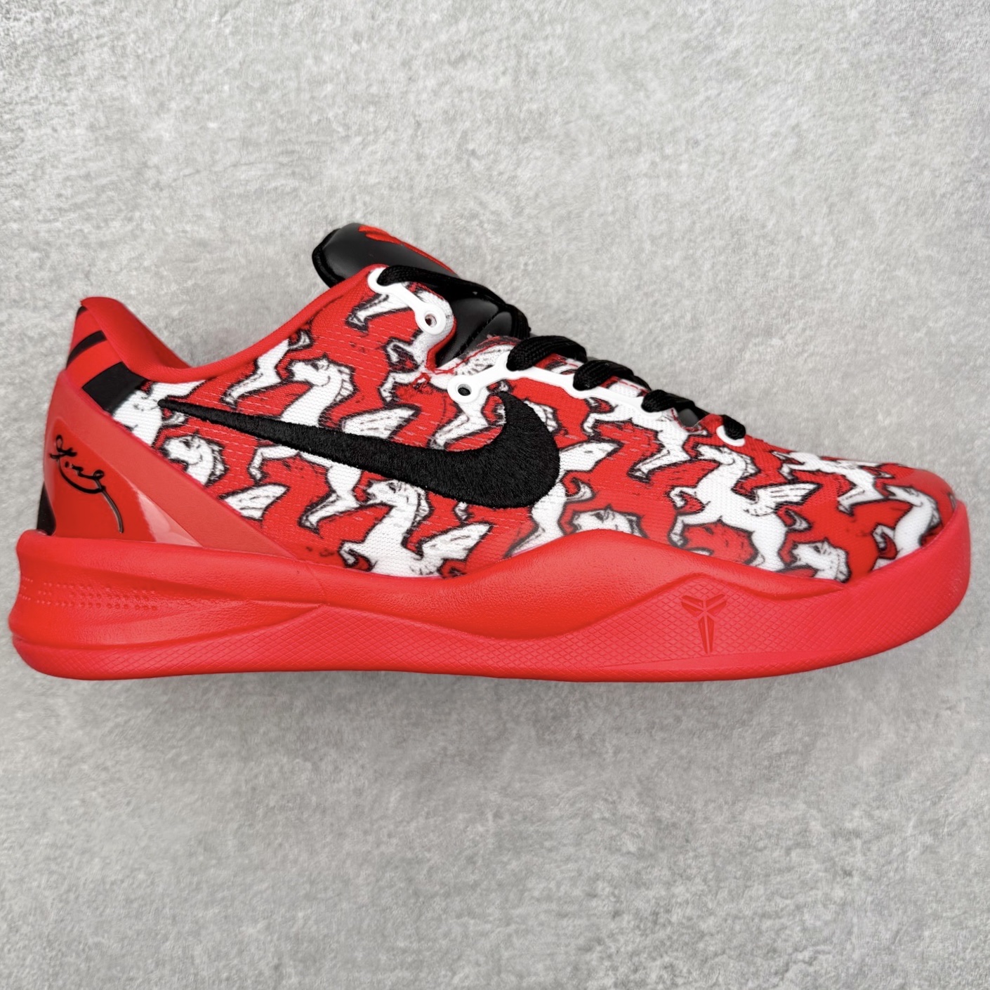 NK Zoom Kobe 8 Protro 科比八代实战篮球鞋 马年定制CYN配色 Eric Avar 这一次在设计中将轻盈发挥到了极致 鞋面采用了更加轻盈、更加强韧的创新的Flywire 2.0技术 球鞋重量更加轻质 重量仅为10.6盎司 内靴设计也使得穿着更加舒适 中底的配置则依日是可靠的zoom气垫和碳板的搭配 外底有个小细节令人十分喜欢 将纹路做成了心电图状 寓意科比对于篮球的喜爱 尺码：40 40.5 41 42 42.5 43 44 44.5 45 46-选品中心
