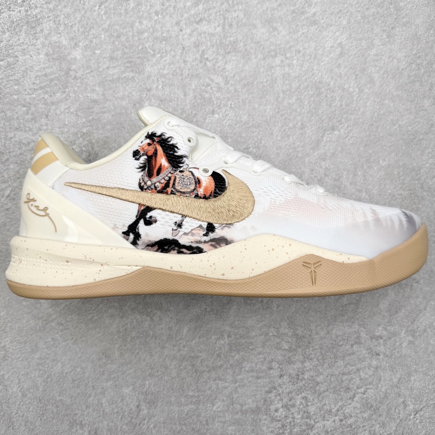 NK Zoom Kobe 8 Protro 科比八代实战篮球鞋 马年定制CYN配色 Eric Avar 这一次在设计中将轻盈发挥到了极致 鞋面采用了更加轻盈、更加强韧的创新的Flywire 2.0技术 球鞋重量更加轻质 重量仅为10.6盎司 内靴设计也使得穿着更加舒适 中底的配置则依日是可靠的zoom气垫和碳板的搭配 外底有个小细节令人十分喜欢 将纹路做成了心电图状 寓意科比对于篮球的喜爱 尺码：40 40.5 41 42 42.5 43 44 44.5 45 46-选品中心