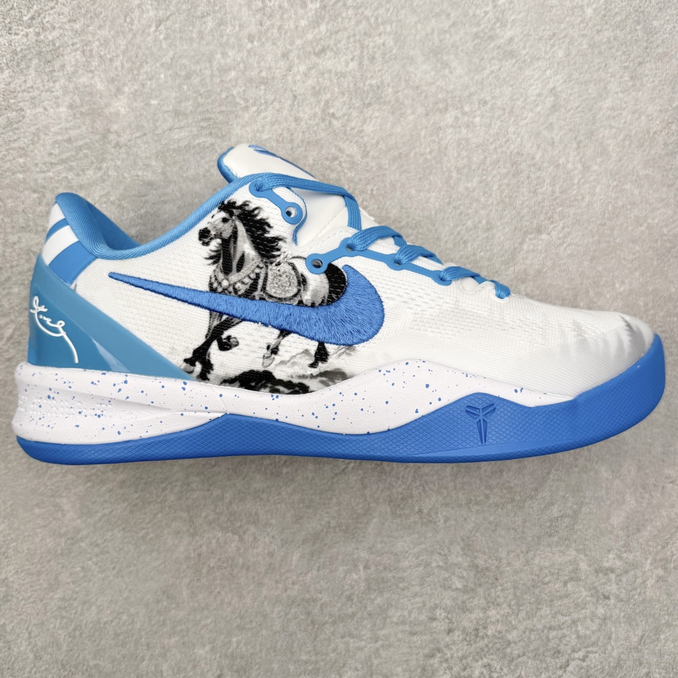 NK Zoom Kobe 8 Protro 科比八代实战篮球鞋 马年定制CYN配色 Eric Avar 这一次在设计中将轻盈发挥到了极致 鞋面采用了更加轻盈、更加强韧的创新的Flywire 2.0技术 球鞋重量更加轻质 重量仅为10.6盎司 内靴设计也使得穿着更加舒适 中底的配置则依日是可靠的zoom气垫和碳板的搭配 外底有个小细节令人十分喜欢 将纹路做成了心电图状 寓意科比对于篮球的喜爱 尺码：40 40.5 41 42 42.5 43 44 44.5 45 46-选品中心