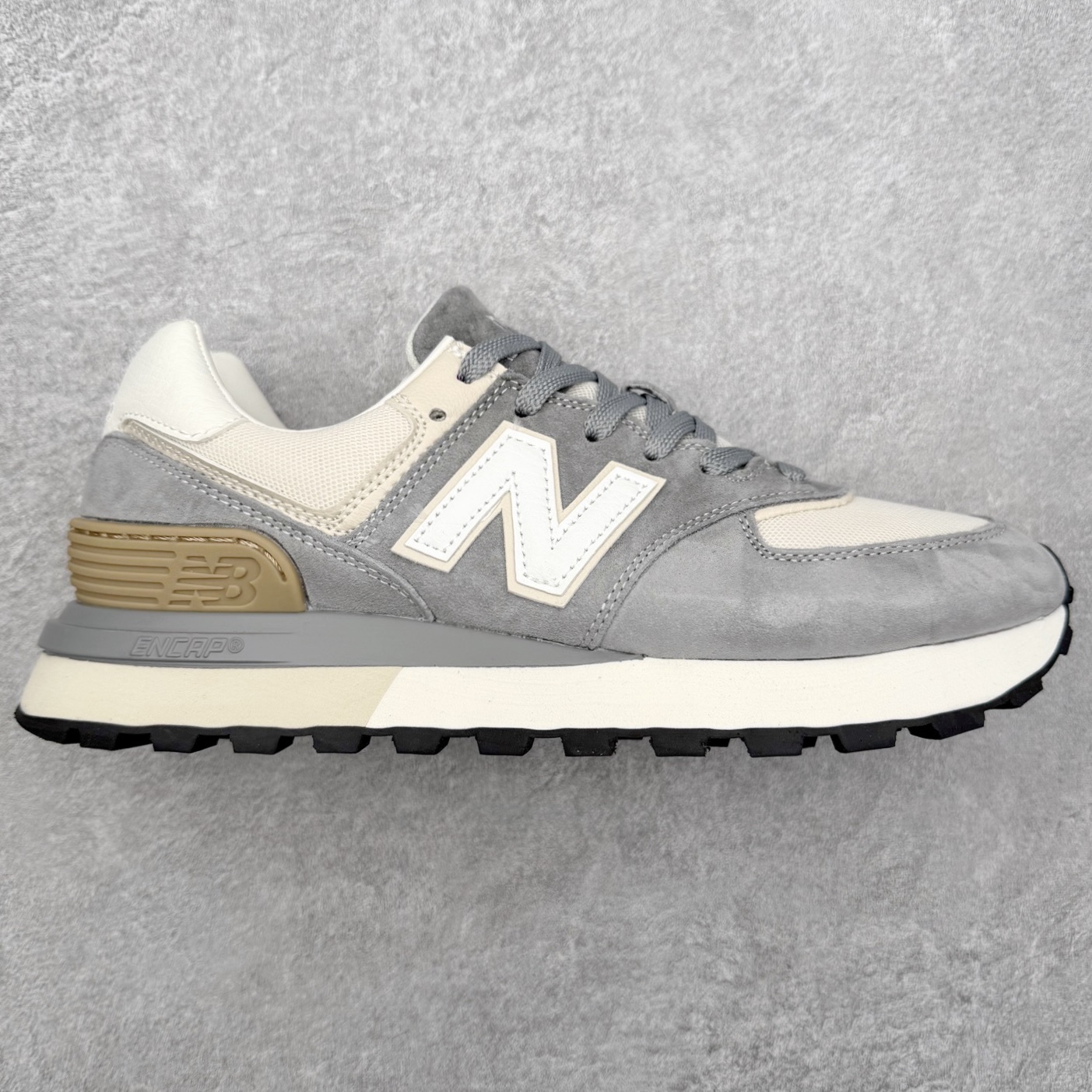 NB新百伦New Balance U574升级版系列低帮复古休闲运动慢跑鞋 新版NB574，妥妥美产既视感有木有。相较传统574，新版鞋跟及鞋面设计自带9系美产既视感！鞋面、内衬质感以及穿着体验更加！鞋型更流畅和饱满,鞋底增添了风格的多样化!底部升级橡胶颗粒大底,更防滑耐磨,上脚后感觉柔软且舒适。尺码：36 36.5 37.5 38 38.5 39.5 40 40.5 41.5 42 42.5 43 44 45-选品中心