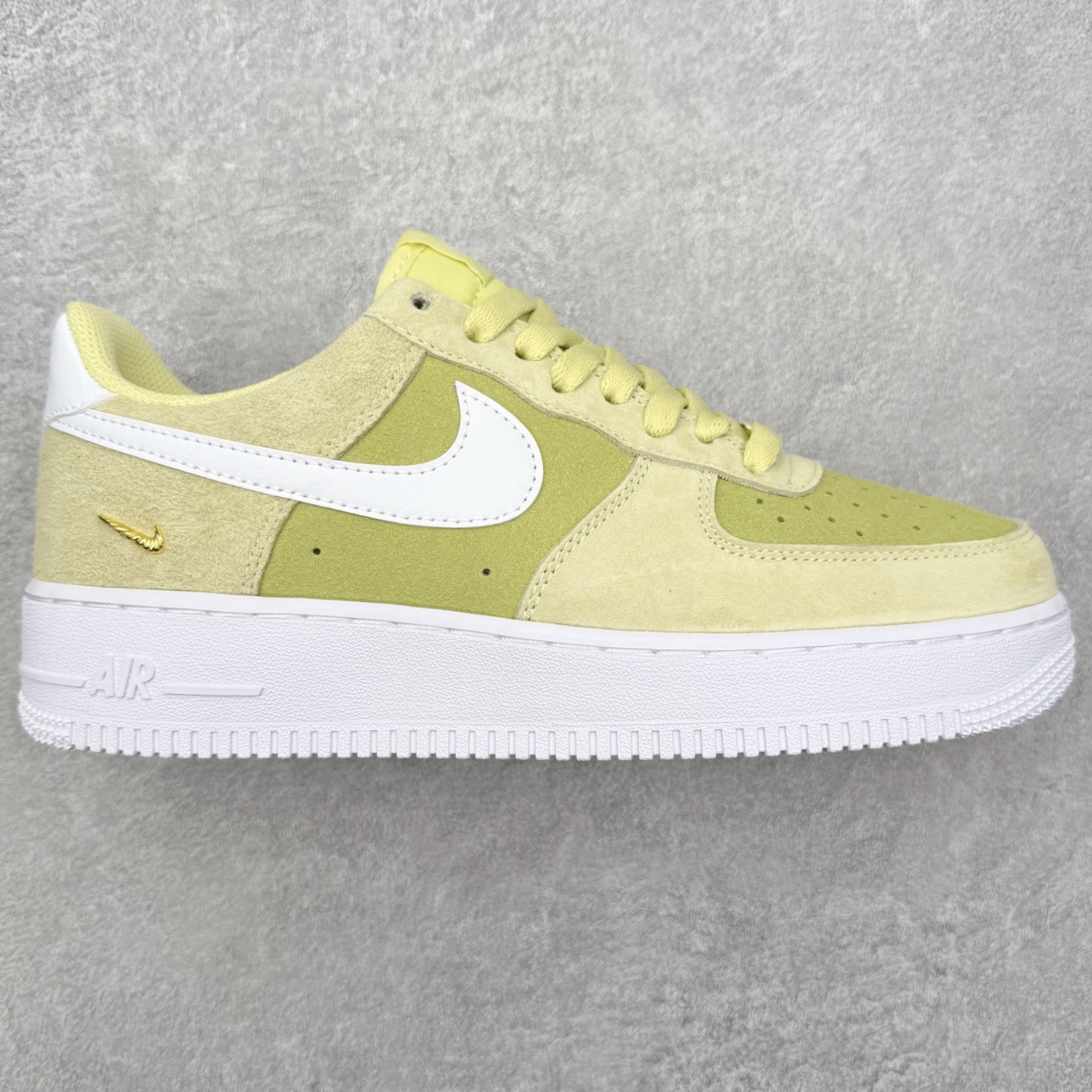 ＃XT纯原 NK Air Force 1 Low 空军一号时尚舒适防滑耐磨低帮板鞋 IQ9964-300 顶级批次 2022全新楦头鞋型 鱼鳞大底 历时开发三个月 清洁度完美 二维码鞋标 内置芯片及solo气垫 大底高度及其弧度依照正品 钢印 logo刺绣 鞋口弧度 鞋头长度 鞋面冲孔 鞋垫背胶及钢印 完美鞋型对比正品 每一处都是细节满满 柔软、弹性十足的缓震性能和出色的中底设计 横跨复古与现代的外型结合 造就出风靡全球 三十多年的Force 1 直到今天还深受青睐 实拍调校N版已经零色差零失真 百分百还原实物色彩所见即所得 不存在货不对板色差等低级问题 选购参考实物拍摄 不混卖不参货 只用心做好货严格选品 承诺混一赔十 尺码：36 36.5 37.5 38 38.5 39 40 40.5 41 42 42.5 43 44 44.5 45-选品中心