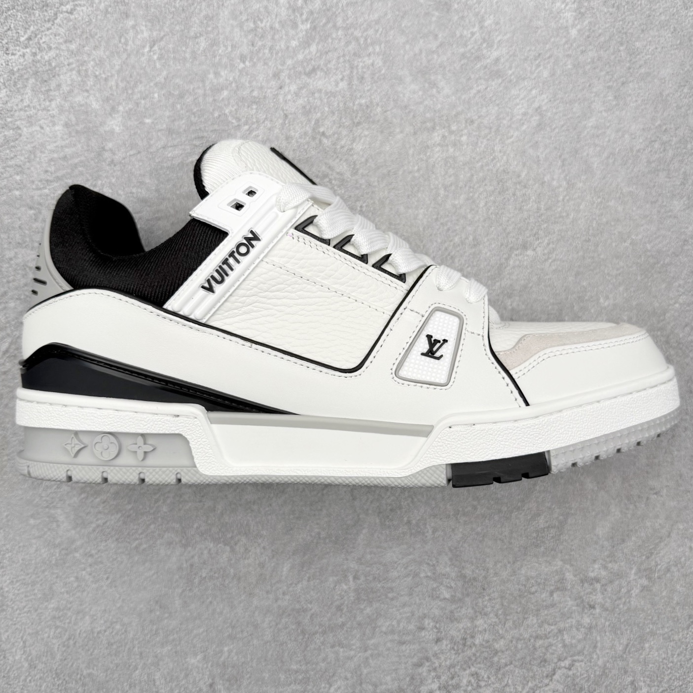 ＃FS Louis Vuitton Trainer lv时装走秀运动鞋 完美鞋型超高的清洁度 零毛边线头瑕疵 全套原楦原纸版原鞋开模 全网最具灵魂的版型 正确原装黄色鞋盒 正确中底印花 鞋面印花3D高频深度立体 全鞋电脑针车 紧密相连 针距密度一致 环保乳胶注塑鞋垫 厚度脚感还原原版 皮面裁剪部位 统一油边封口工艺 原装橡胶大底含胶量大底组合零偏差 专柜全套包装 防尘袋 说明书 质保卡 男女鞋 尺码：35 36 37 38 39 40 41 42 43 44 45-选品中心
