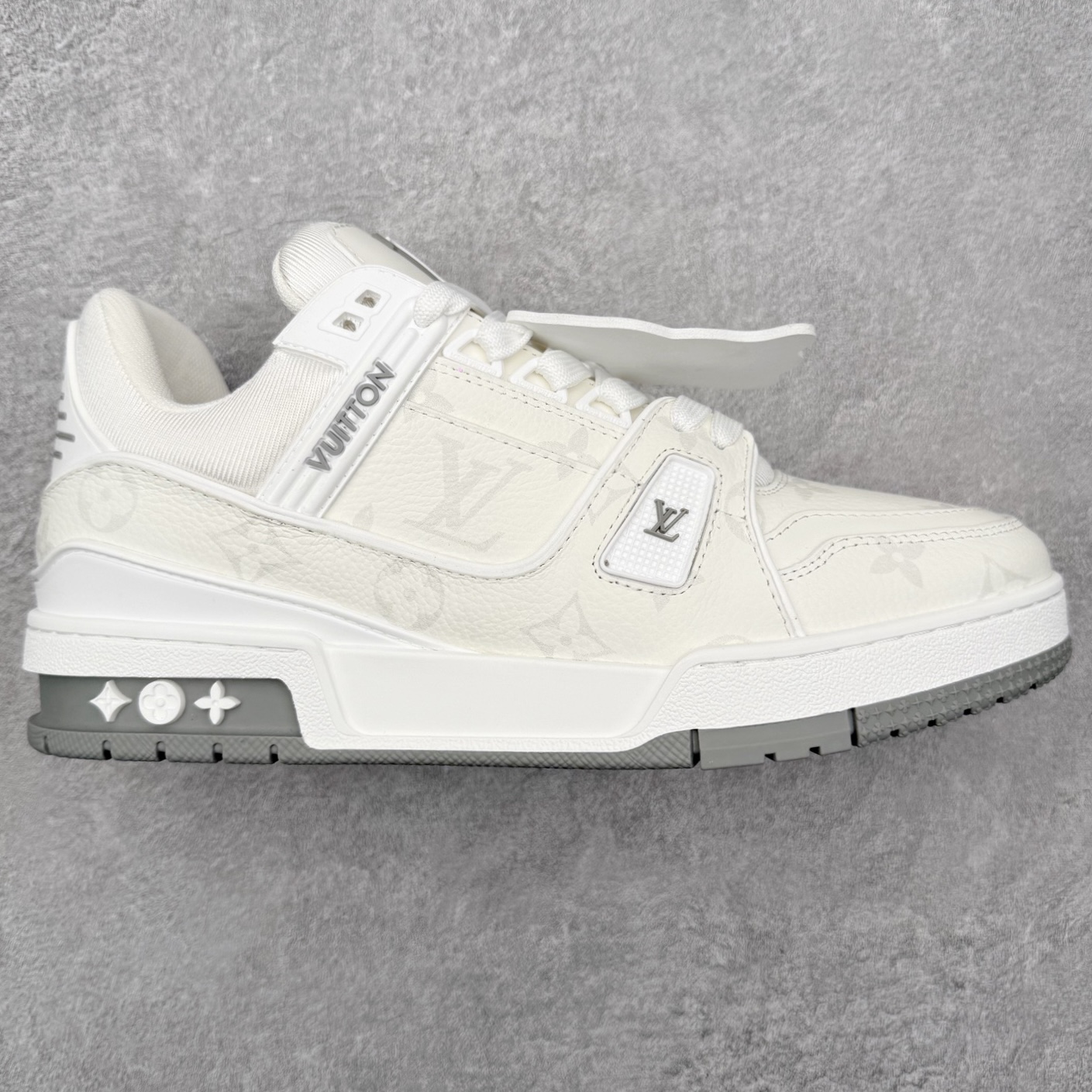 ＃FS Louis Vuitton Trainer lv时装走秀运动鞋 完美鞋型超高的清洁度 零毛边线头瑕疵 全套原楦原纸版原鞋开模 全网最具灵魂的版型 正确原装黄色鞋盒 正确中底印花 鞋面印花3D高频深度立体 全鞋电脑针车 紧密相连 针距密度一致 环保乳胶注塑鞋垫 厚度脚感还原原版 皮面裁剪部位 统一油边封口工艺 原装橡胶大底含胶量大底组合零偏差 专柜全套包装 防尘袋 说明书 质保卡 男女鞋 尺码：35 36 37 38 39 40 41 42 43 44 45-选品中心
