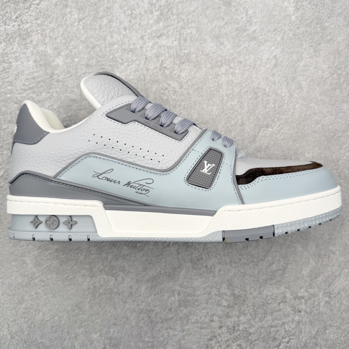 ＃FS Louis Vuitton Trainer lv时装走秀运动鞋 完美鞋型超高的清洁度 零毛边线头瑕疵 全套原楦原纸版原鞋开模 全网最具灵魂的版型 正确原装黄色鞋盒 正确中底印花 鞋面印花3D高频深度立体 全鞋电脑针车 紧密相连 针距密度一致 环保乳胶注塑鞋垫 厚度脚感还原原版 皮面裁剪部位 统一油边封口工艺 原装橡胶大底含胶量大底组合零偏差 专柜全套包装 防尘袋 说明书 质保卡 男女鞋 尺码：35 36 37 38 39 40 41 42 43 44 45-选品中心