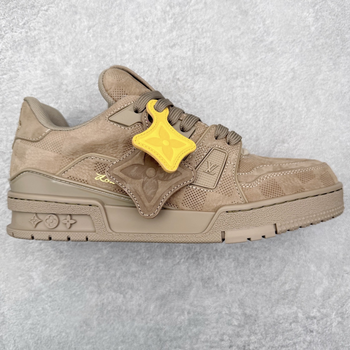 ＃FS Louis Vuitton Trainer lv时装走秀运动鞋 完美鞋型超高的清洁度 零毛边线头瑕疵 全套原楦原纸版原鞋开模 全网最具灵魂的版型 正确原装黄色鞋盒 正确中底印花 鞋面印花3D高频深度立体 全鞋电脑针车 紧密相连 针距密度一致 环保乳胶注塑鞋垫 厚度脚感还原原版 皮面裁剪部位 统一油边封口工艺 原装橡胶大底含胶量大底组合零偏差 专柜全套包装 防尘袋 说明书 质保卡 男女鞋 尺码：35 36 37 38 39 40 41 42 43 44 45-选品中心