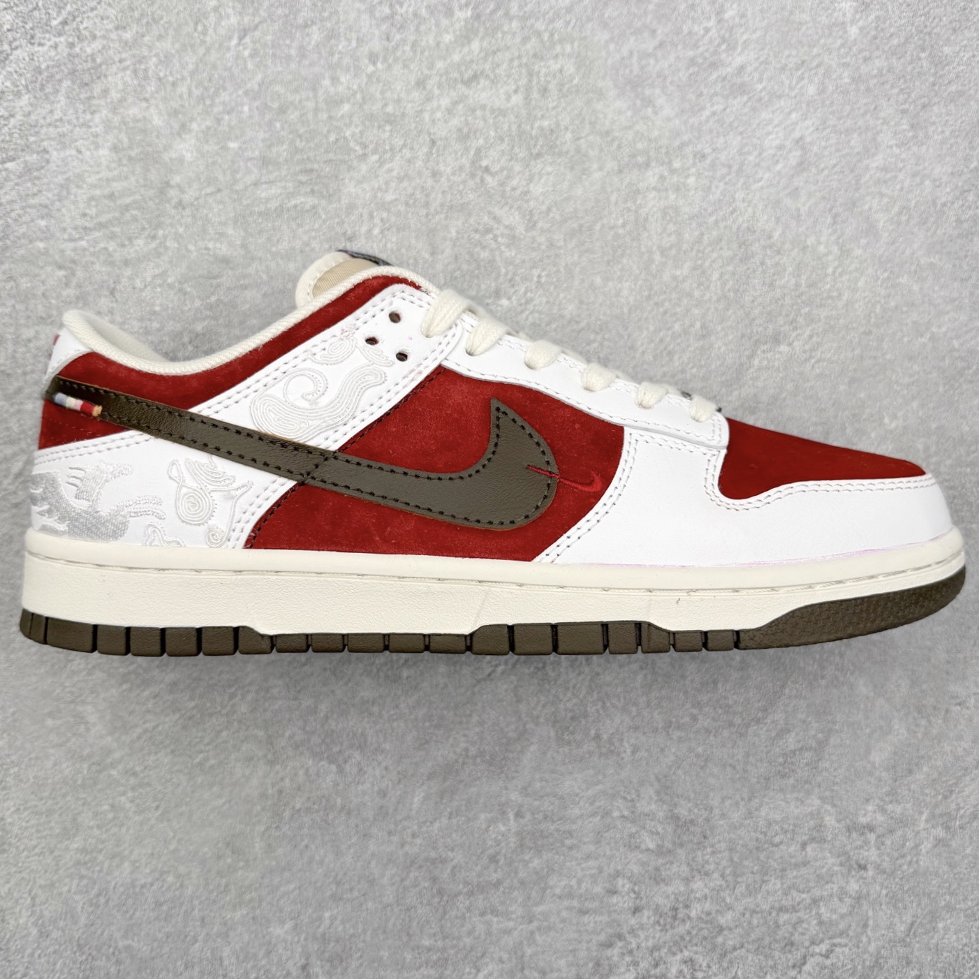 NK Dunk Pegasus Pack 马年限定CNY新年款脱缰系列 舒适贴合低帮板鞋 白红色 IQ1118-220 这次官方选择从中国古代图腾中汲取灵感，以天马作为主设计元素。可以看到鞋身有大量的细腻刺绣，来表达这一主题。包括鞋舌、鞋垫等各处也都填满了特殊细节，彰显 CNY 的特殊规格。甚至鞋带前端也都是为此次专门设计的造型，带来浓郁的生肖氛围。实力大厂出品 新配色陆续开发 利润个位数只为口碑 全套原纸板楦头开发 确保原汁原味 完美呈现DUNK版型 一比一鞋头弧度高度鞋身弧度 此版本只针对中端市场 皮料材质有所更替 其他数据细节工艺流程均保持一致 绝不口嗨 细节品控鞋型随意对比 独家私模官方第六代原厂航空铝磨具打磨大底 鞋头坡度极致还原 无解鞋型 原盒原配 圈内天花板工艺 原厂玻璃冲刀 超高清洁度 全鞋零毛边皮料切割 原厂中底布点胶 中底布拉帮走线遵循公司 尺码：36 36.5 37.5 38 38.5 39 40 40.5 41 42 42.5 43 44 44.5 45 46-选品中心