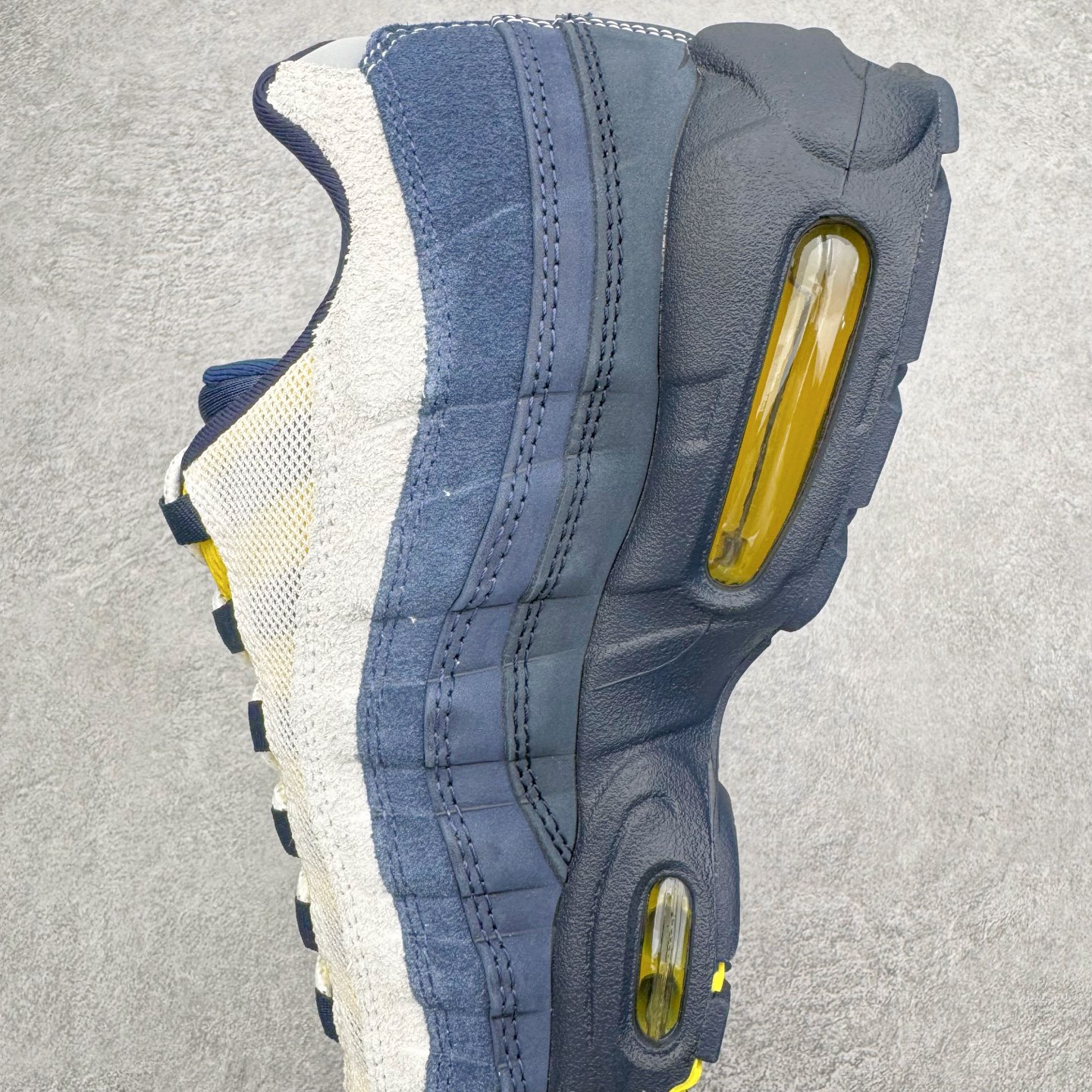 图片[7]-＃GX纯原 Eric Koston x NK Air Max 95 \\\”Obsidian and Speed Yellow\\\” 低帮 休闲跑步鞋 男女同款 联名蓝白 HQ8492-400 经典重温 外单专供大厂出品 品质稳定 一百余色 终端操作 鞋款设计灵感源于人体构造 中底设计基于人体的脊柱构造 是整体设计的核心 尼龙孔眼代表了肋骨 而分层式面板和网眼象征着肌肉纤维和肉体组织 Air Max 95采用了两个独立的吹塑成型的Air-Sole单元 并首次在前掌使用可视化气垫设计 Swoosh logo夜当作一个 点符号放在了鞋子的后帮位置 20年的发展让 AIR MAX 95有了不同的故事 20年后再度面向世人的时候 焕然一新的面貌 让人有了另外一种清新脱俗的感觉 尺码：40 40.5 41 42 42.5 43 44 44.5 45 45.5 46 47.5 48.5-选品中心