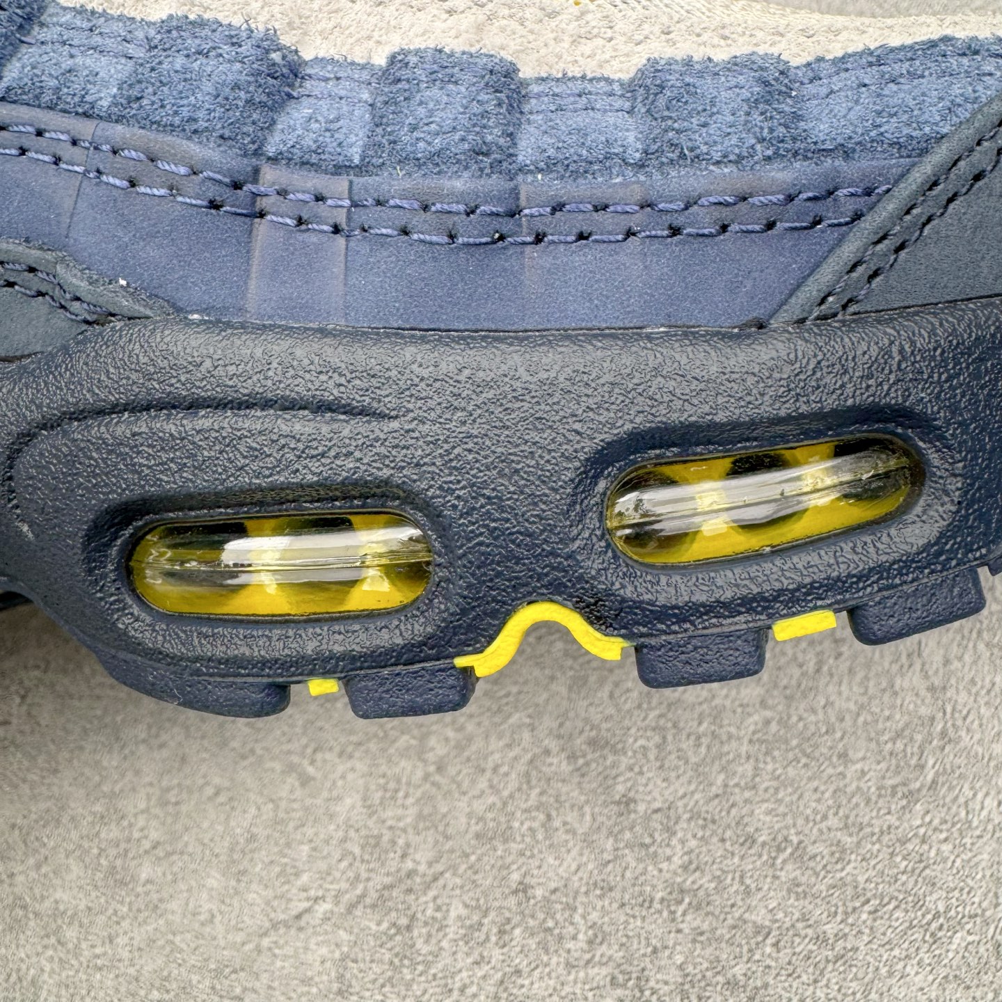 图片[20]-＃GX纯原 Eric Koston x NK Air Max 95 \\\”Obsidian and Speed Yellow\\\” 低帮 休闲跑步鞋 男女同款 联名蓝白 HQ8492-400 经典重温 外单专供大厂出品 品质稳定 一百余色 终端操作 鞋款设计灵感源于人体构造 中底设计基于人体的脊柱构造 是整体设计的核心 尼龙孔眼代表了肋骨 而分层式面板和网眼象征着肌肉纤维和肉体组织 Air Max 95采用了两个独立的吹塑成型的Air-Sole单元 并首次在前掌使用可视化气垫设计 Swoosh logo夜当作一个 点符号放在了鞋子的后帮位置 20年的发展让 AIR MAX 95有了不同的故事 20年后再度面向世人的时候 焕然一新的面貌 让人有了另外一种清新脱俗的感觉 尺码：40 40.5 41 42 42.5 43 44 44.5 45 45.5 46 47.5 48.5-选品中心