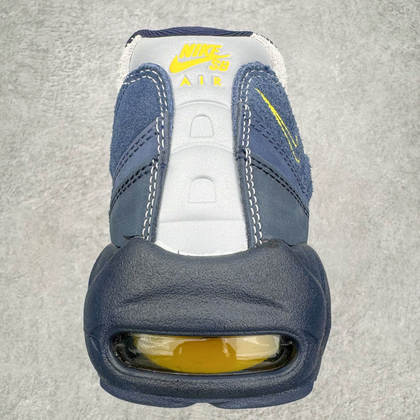 图片[8]-＃GX纯原 Eric Koston x NK Air Max 95 \\\”Obsidian and Speed Yellow\\\” 低帮 休闲跑步鞋 男女同款 联名蓝白 HQ8492-400 经典重温 外单专供大厂出品 品质稳定 一百余色 终端操作 鞋款设计灵感源于人体构造 中底设计基于人体的脊柱构造 是整体设计的核心 尼龙孔眼代表了肋骨 而分层式面板和网眼象征着肌肉纤维和肉体组织 Air Max 95采用了两个独立的吹塑成型的Air-Sole单元 并首次在前掌使用可视化气垫设计 Swoosh logo夜当作一个 点符号放在了鞋子的后帮位置 20年的发展让 AIR MAX 95有了不同的故事 20年后再度面向世人的时候 焕然一新的面貌 让人有了另外一种清新脱俗的感觉 尺码：40 40.5 41 42 42.5 43 44 44.5 45 45.5 46 47.5 48.5-选品中心