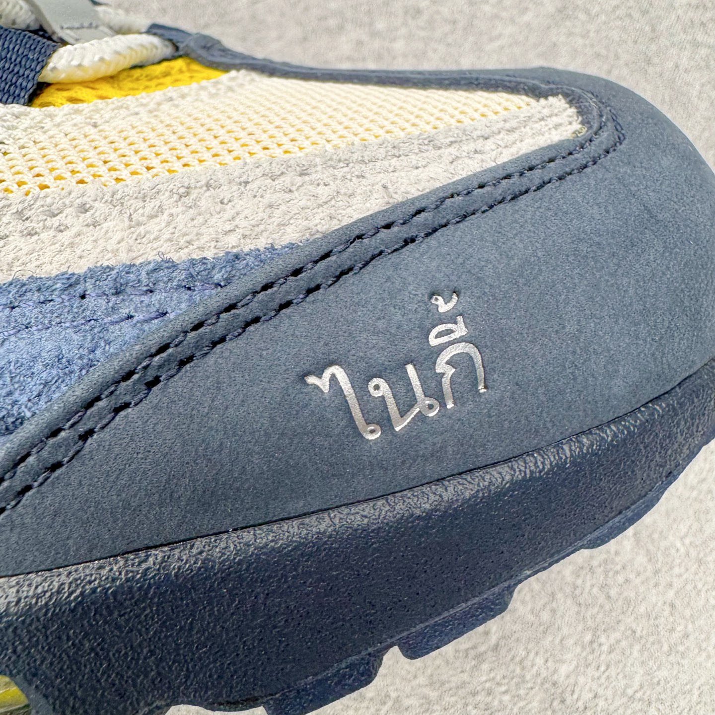 图片[16]-＃GX纯原 Eric Koston x NK Air Max 95 \\\”Obsidian and Speed Yellow\\\” 低帮 休闲跑步鞋 男女同款 联名蓝白 HQ8492-400 经典重温 外单专供大厂出品 品质稳定 一百余色 终端操作 鞋款设计灵感源于人体构造 中底设计基于人体的脊柱构造 是整体设计的核心 尼龙孔眼代表了肋骨 而分层式面板和网眼象征着肌肉纤维和肉体组织 Air Max 95采用了两个独立的吹塑成型的Air-Sole单元 并首次在前掌使用可视化气垫设计 Swoosh logo夜当作一个 点符号放在了鞋子的后帮位置 20年的发展让 AIR MAX 95有了不同的故事 20年后再度面向世人的时候 焕然一新的面貌 让人有了另外一种清新脱俗的感觉 尺码：40 40.5 41 42 42.5 43 44 44.5 45 45.5 46 47.5 48.5-选品中心