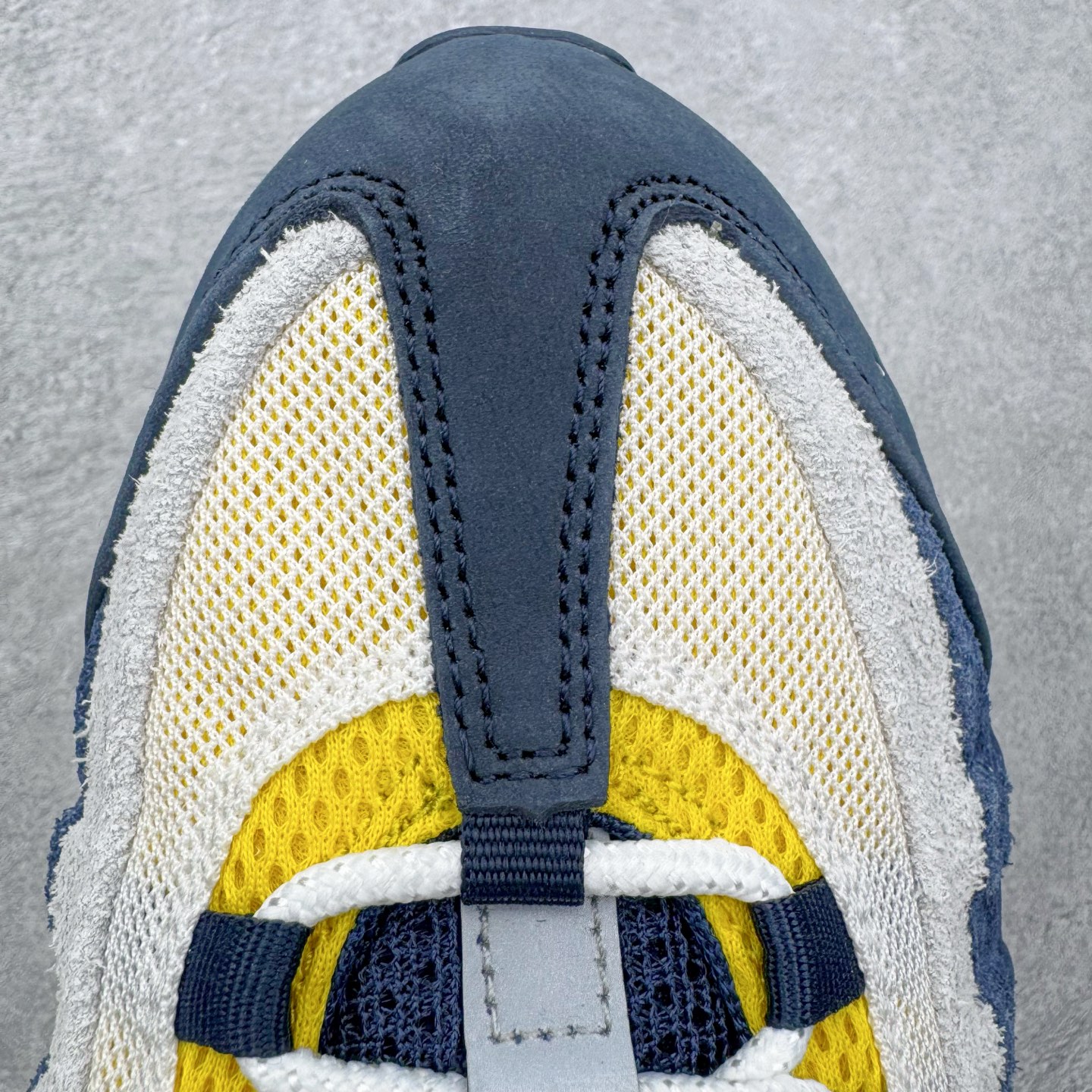 图片[15]-＃GX纯原 Eric Koston x NK Air Max 95 \\\”Obsidian and Speed Yellow\\\” 低帮 休闲跑步鞋 男女同款 联名蓝白 HQ8492-400 经典重温 外单专供大厂出品 品质稳定 一百余色 终端操作 鞋款设计灵感源于人体构造 中底设计基于人体的脊柱构造 是整体设计的核心 尼龙孔眼代表了肋骨 而分层式面板和网眼象征着肌肉纤维和肉体组织 Air Max 95采用了两个独立的吹塑成型的Air-Sole单元 并首次在前掌使用可视化气垫设计 Swoosh logo夜当作一个 点符号放在了鞋子的后帮位置 20年的发展让 AIR MAX 95有了不同的故事 20年后再度面向世人的时候 焕然一新的面貌 让人有了另外一种清新脱俗的感觉 尺码：40 40.5 41 42 42.5 43 44 44.5 45 45.5 46 47.5 48.5-选品中心