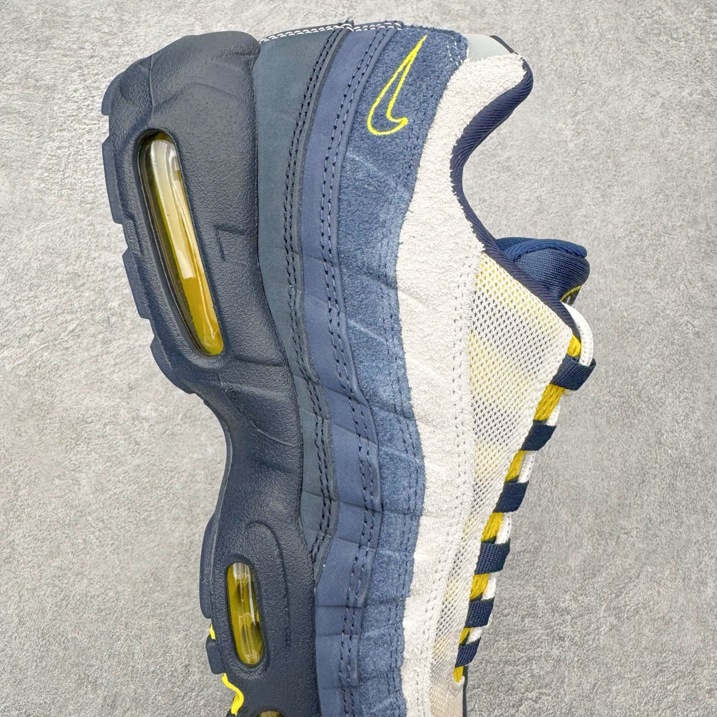 图片[6]-＃GX纯原 Eric Koston x NK Air Max 95 \\\”Obsidian and Speed Yellow\\\” 低帮 休闲跑步鞋 男女同款 联名蓝白 HQ8492-400 经典重温 外单专供大厂出品 品质稳定 一百余色 终端操作 鞋款设计灵感源于人体构造 中底设计基于人体的脊柱构造 是整体设计的核心 尼龙孔眼代表了肋骨 而分层式面板和网眼象征着肌肉纤维和肉体组织 Air Max 95采用了两个独立的吹塑成型的Air-Sole单元 并首次在前掌使用可视化气垫设计 Swoosh logo夜当作一个 点符号放在了鞋子的后帮位置 20年的发展让 AIR MAX 95有了不同的故事 20年后再度面向世人的时候 焕然一新的面貌 让人有了另外一种清新脱俗的感觉 尺码：40 40.5 41 42 42.5 43 44 44.5 45 45.5 46 47.5 48.5-选品中心