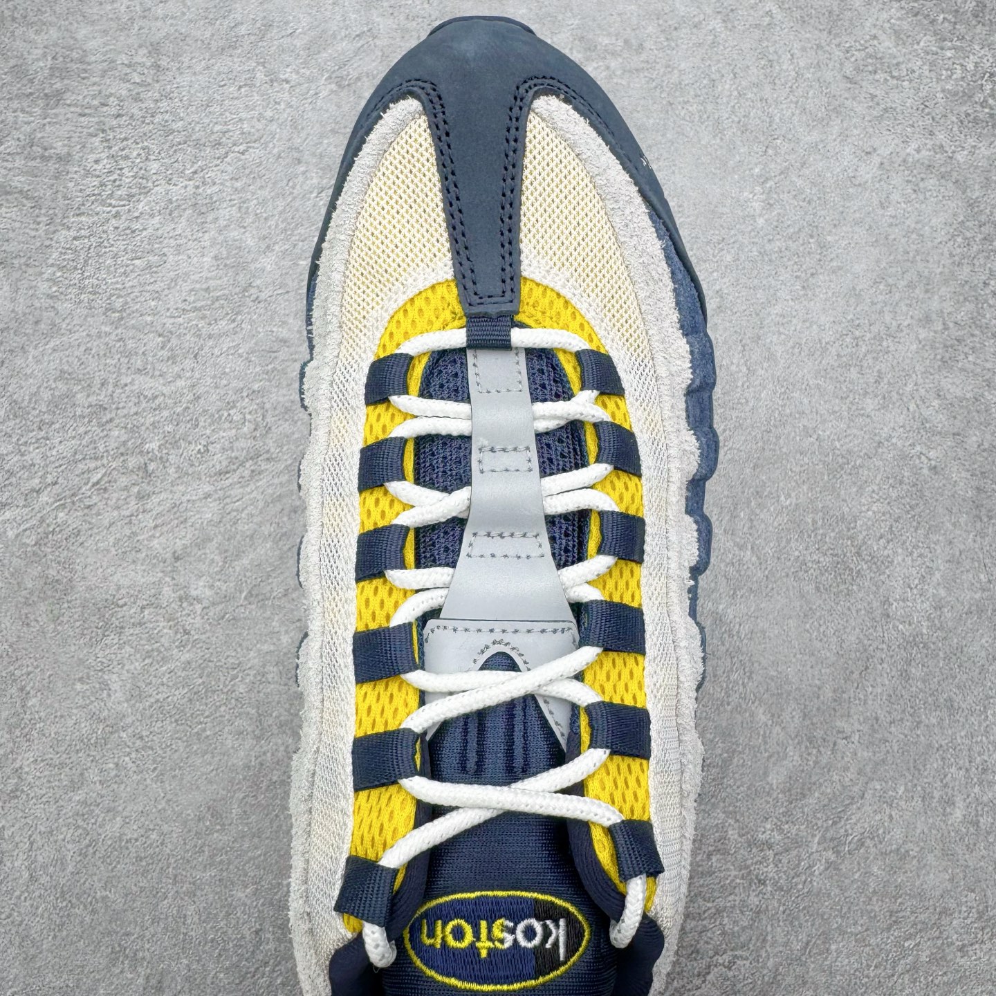 图片[4]-＃GX纯原 Eric Koston x NK Air Max 95 \\\”Obsidian and Speed Yellow\\\” 低帮 休闲跑步鞋 男女同款 联名蓝白 HQ8492-400 经典重温 外单专供大厂出品 品质稳定 一百余色 终端操作 鞋款设计灵感源于人体构造 中底设计基于人体的脊柱构造 是整体设计的核心 尼龙孔眼代表了肋骨 而分层式面板和网眼象征着肌肉纤维和肉体组织 Air Max 95采用了两个独立的吹塑成型的Air-Sole单元 并首次在前掌使用可视化气垫设计 Swoosh logo夜当作一个 点符号放在了鞋子的后帮位置 20年的发展让 AIR MAX 95有了不同的故事 20年后再度面向世人的时候 焕然一新的面貌 让人有了另外一种清新脱俗的感觉 尺码：40 40.5 41 42 42.5 43 44 44.5 45 45.5 46 47.5 48.5-选品中心