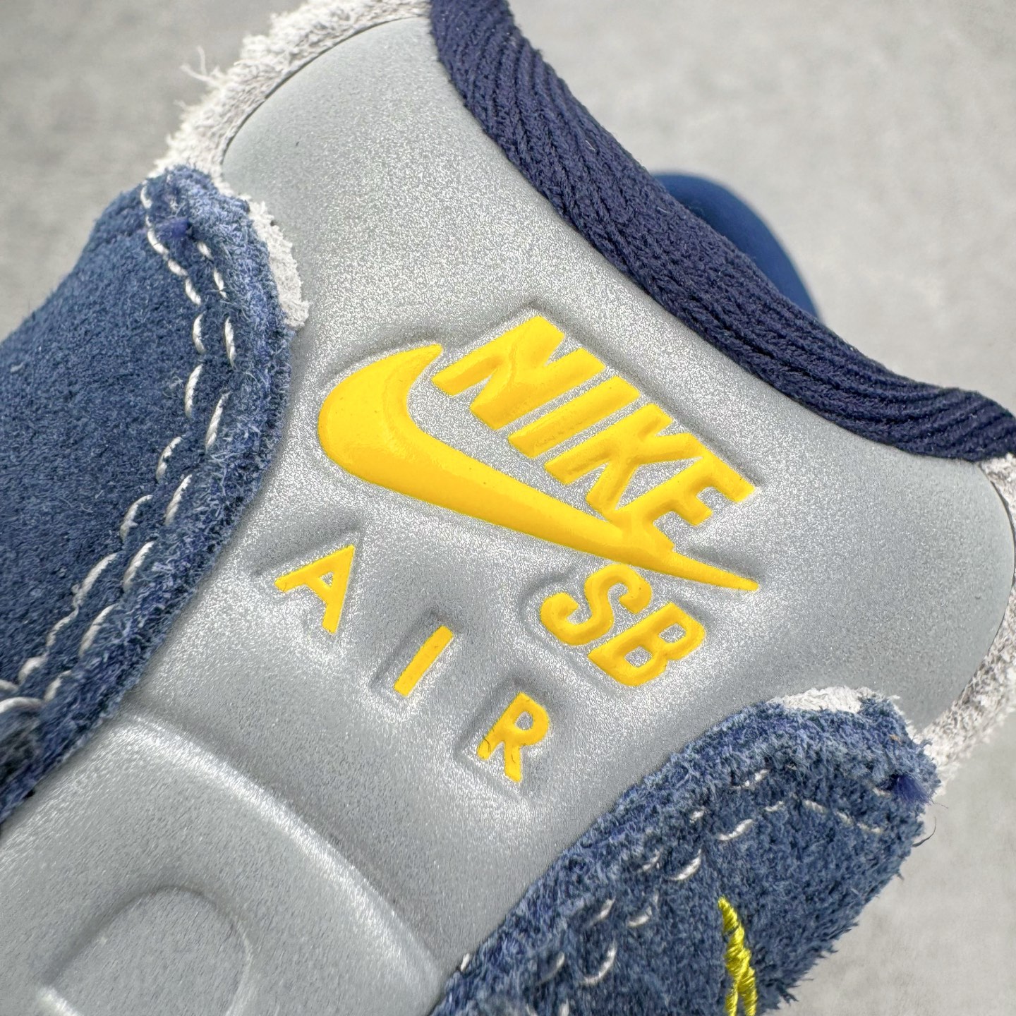 图片[13]-＃GX纯原 Eric Koston x NK Air Max 95 \\\”Obsidian and Speed Yellow\\\” 低帮 休闲跑步鞋 男女同款 联名蓝白 HQ8492-400 经典重温 外单专供大厂出品 品质稳定 一百余色 终端操作 鞋款设计灵感源于人体构造 中底设计基于人体的脊柱构造 是整体设计的核心 尼龙孔眼代表了肋骨 而分层式面板和网眼象征着肌肉纤维和肉体组织 Air Max 95采用了两个独立的吹塑成型的Air-Sole单元 并首次在前掌使用可视化气垫设计 Swoosh logo夜当作一个 点符号放在了鞋子的后帮位置 20年的发展让 AIR MAX 95有了不同的故事 20年后再度面向世人的时候 焕然一新的面貌 让人有了另外一种清新脱俗的感觉 尺码：40 40.5 41 42 42.5 43 44 44.5 45 45.5 46 47.5 48.5-选品中心