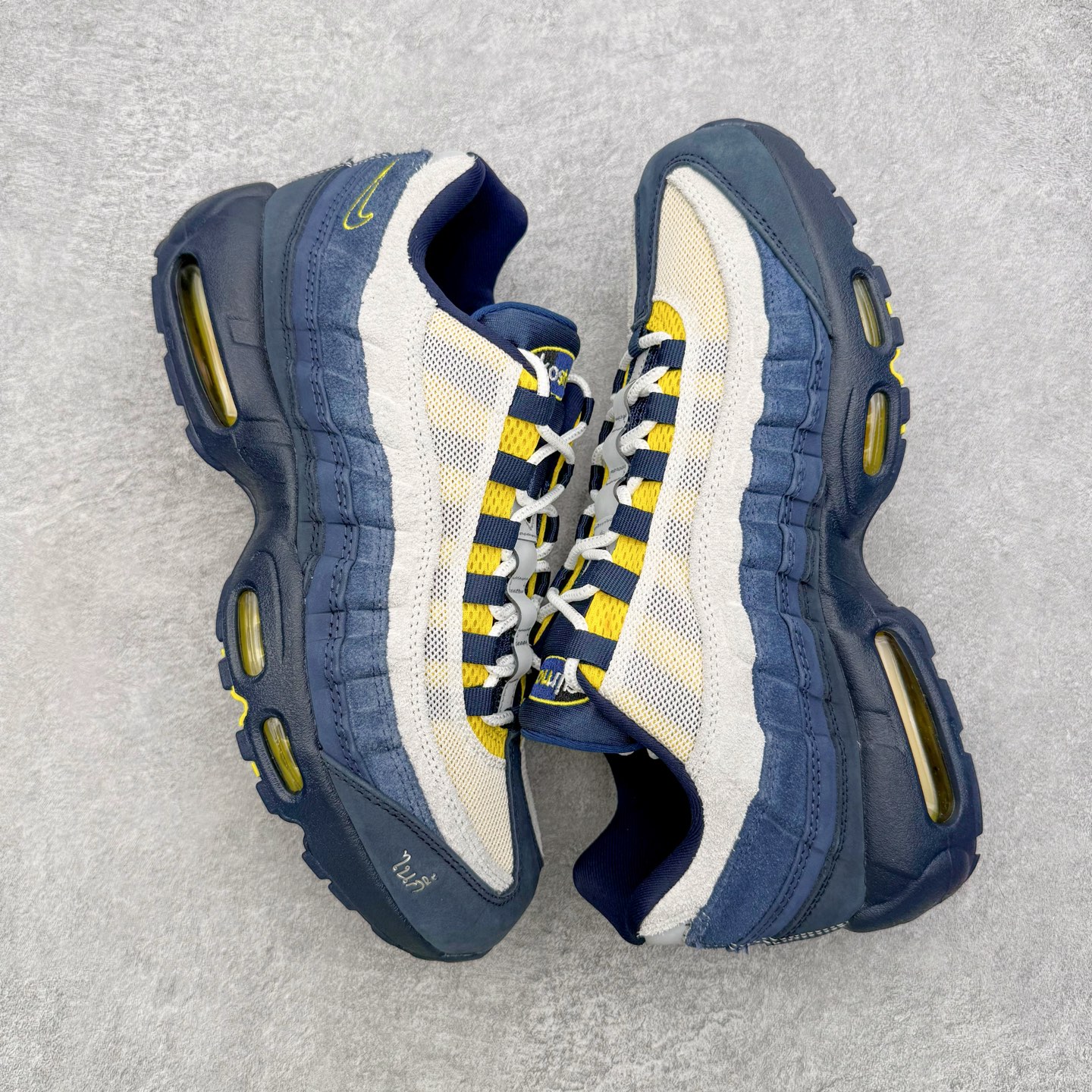 图片[3]-＃GX纯原 Eric Koston x NK Air Max 95 \\\”Obsidian and Speed Yellow\\\” 低帮 休闲跑步鞋 男女同款 联名蓝白 HQ8492-400 经典重温 外单专供大厂出品 品质稳定 一百余色 终端操作 鞋款设计灵感源于人体构造 中底设计基于人体的脊柱构造 是整体设计的核心 尼龙孔眼代表了肋骨 而分层式面板和网眼象征着肌肉纤维和肉体组织 Air Max 95采用了两个独立的吹塑成型的Air-Sole单元 并首次在前掌使用可视化气垫设计 Swoosh logo夜当作一个 点符号放在了鞋子的后帮位置 20年的发展让 AIR MAX 95有了不同的故事 20年后再度面向世人的时候 焕然一新的面貌 让人有了另外一种清新脱俗的感觉 尺码：40 40.5 41 42 42.5 43 44 44.5 45 45.5 46 47.5 48.5-选品中心